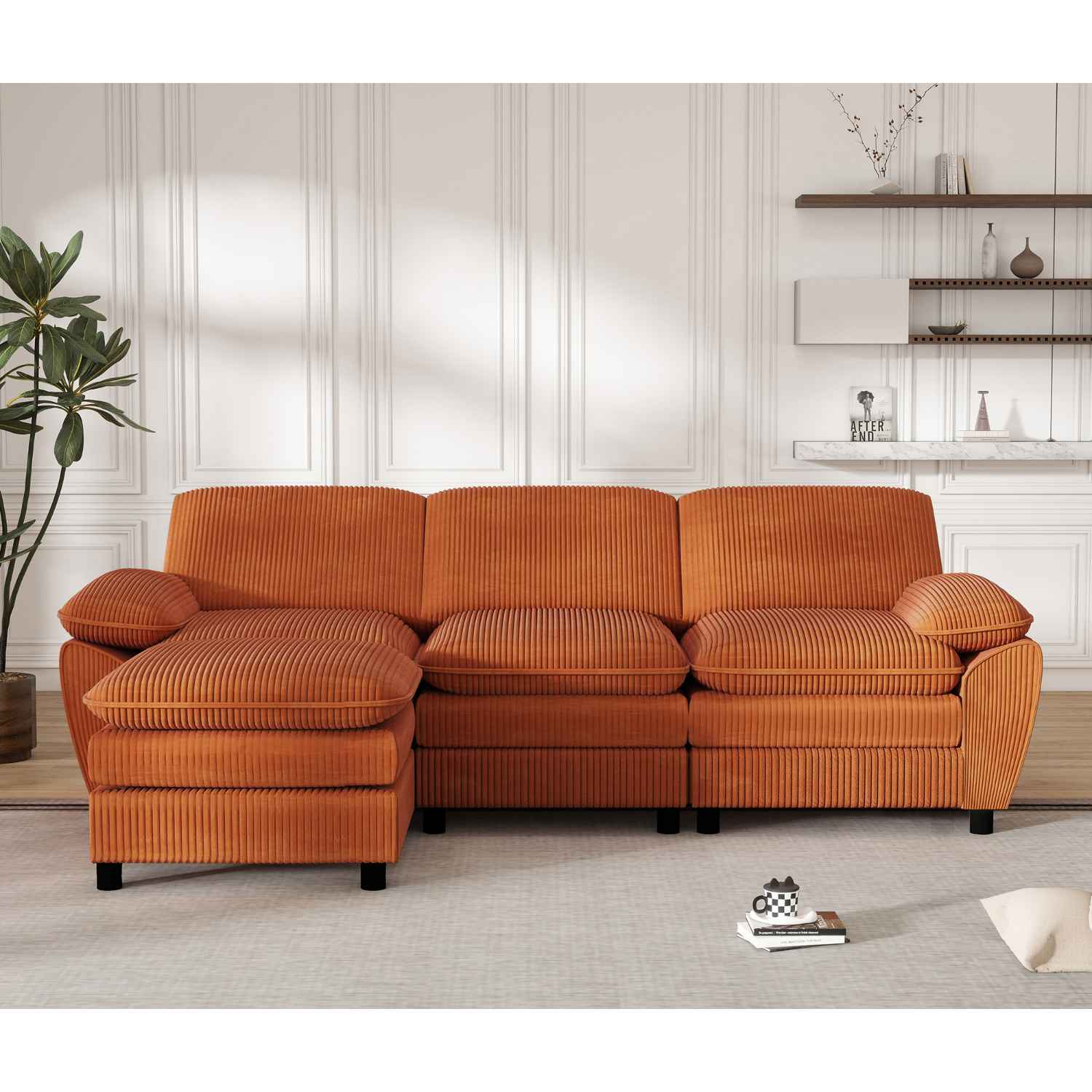 Ein orangefarbenes Ecksofa aus Cord auf einem Teppich. Eine Pflanze, Bücher und ein Regal sind im Hintergrund.