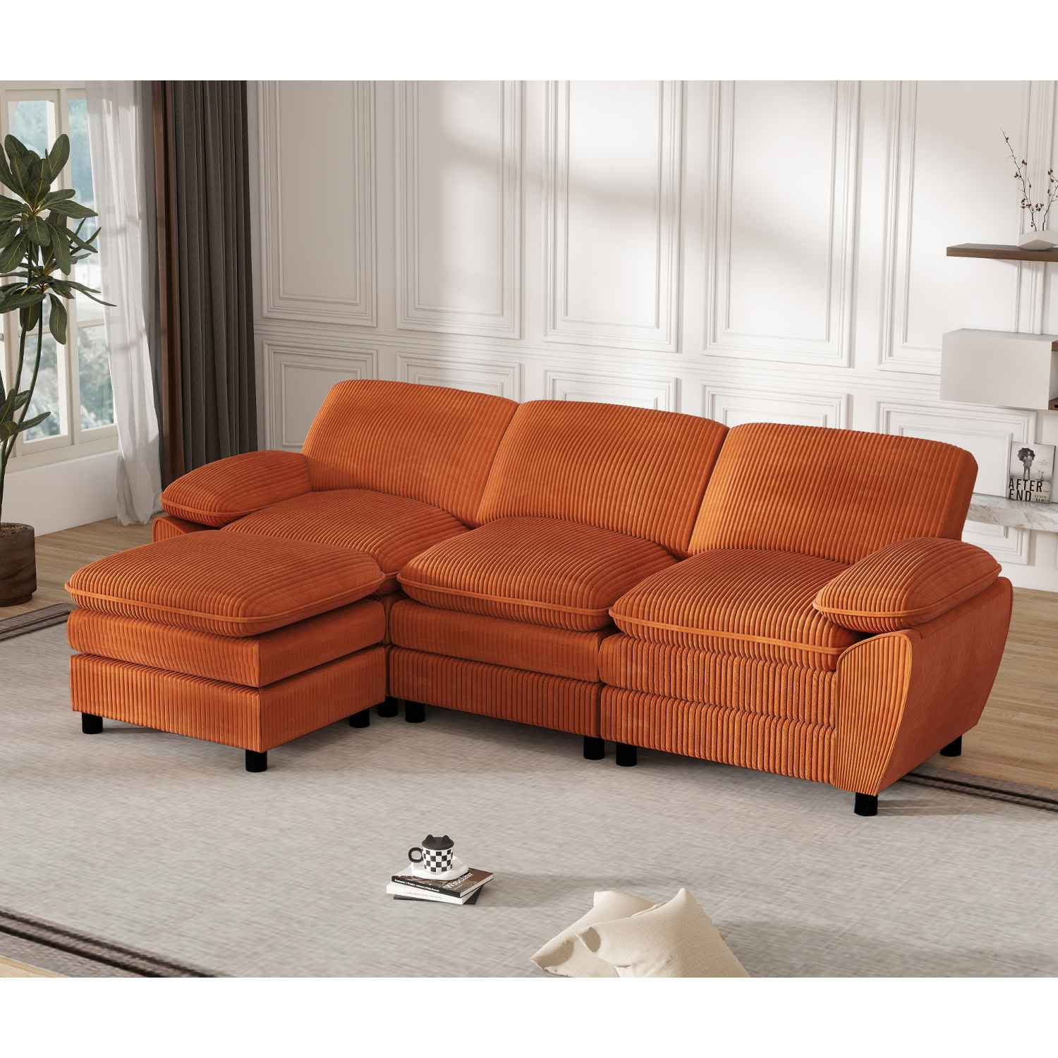 Ein orangefarbenes Ecksofa aus Cord auf einem Teppich. Ein Fenster und ein Vorhang sind im Hintergrund.
