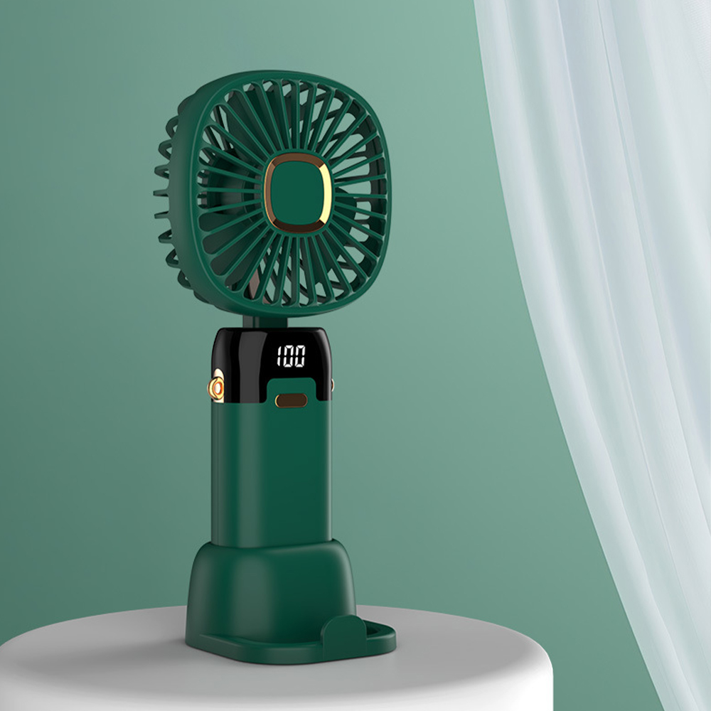 Grüner Handventilator mit Digitalanzeige 100, platziert auf weißer Oberfläche.