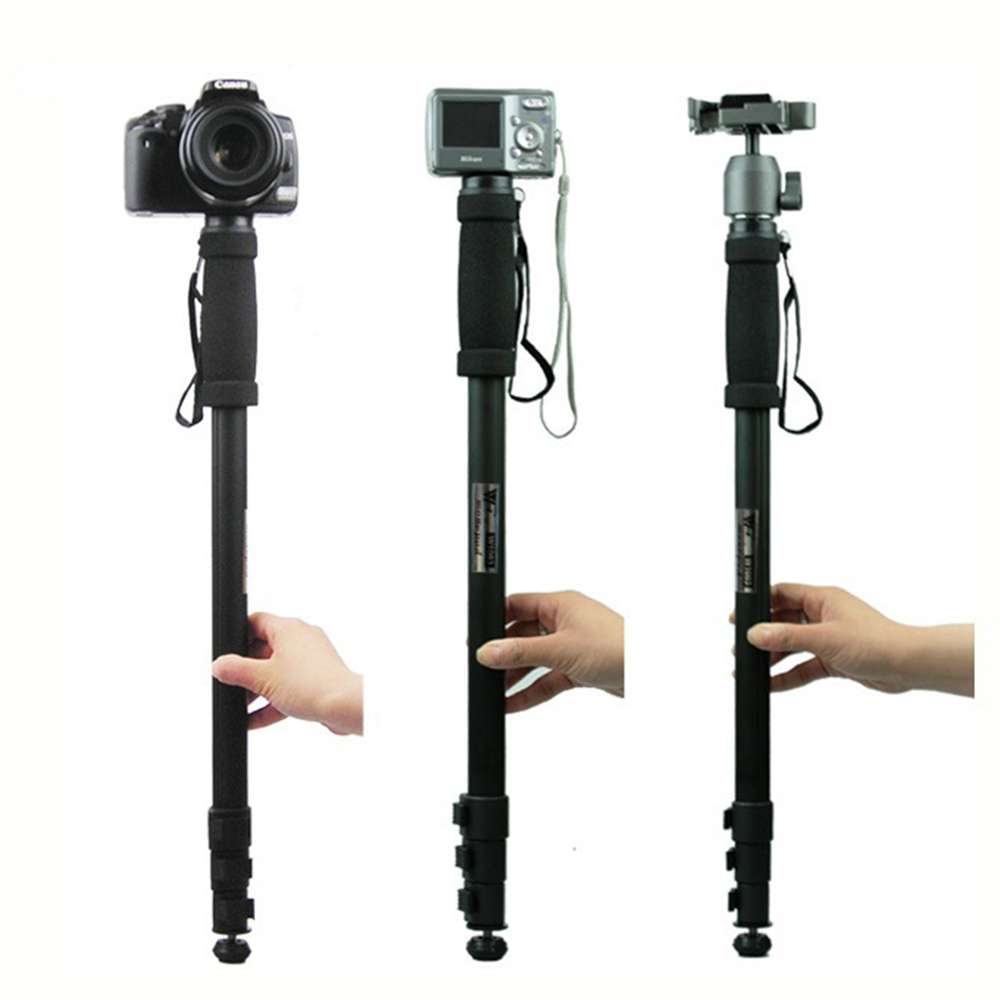 Drei Einbeinstative mit Kameras. Eine Hand hält jedes Einbeinstativ. Kameras umfassen Canon und Digitalkamera.