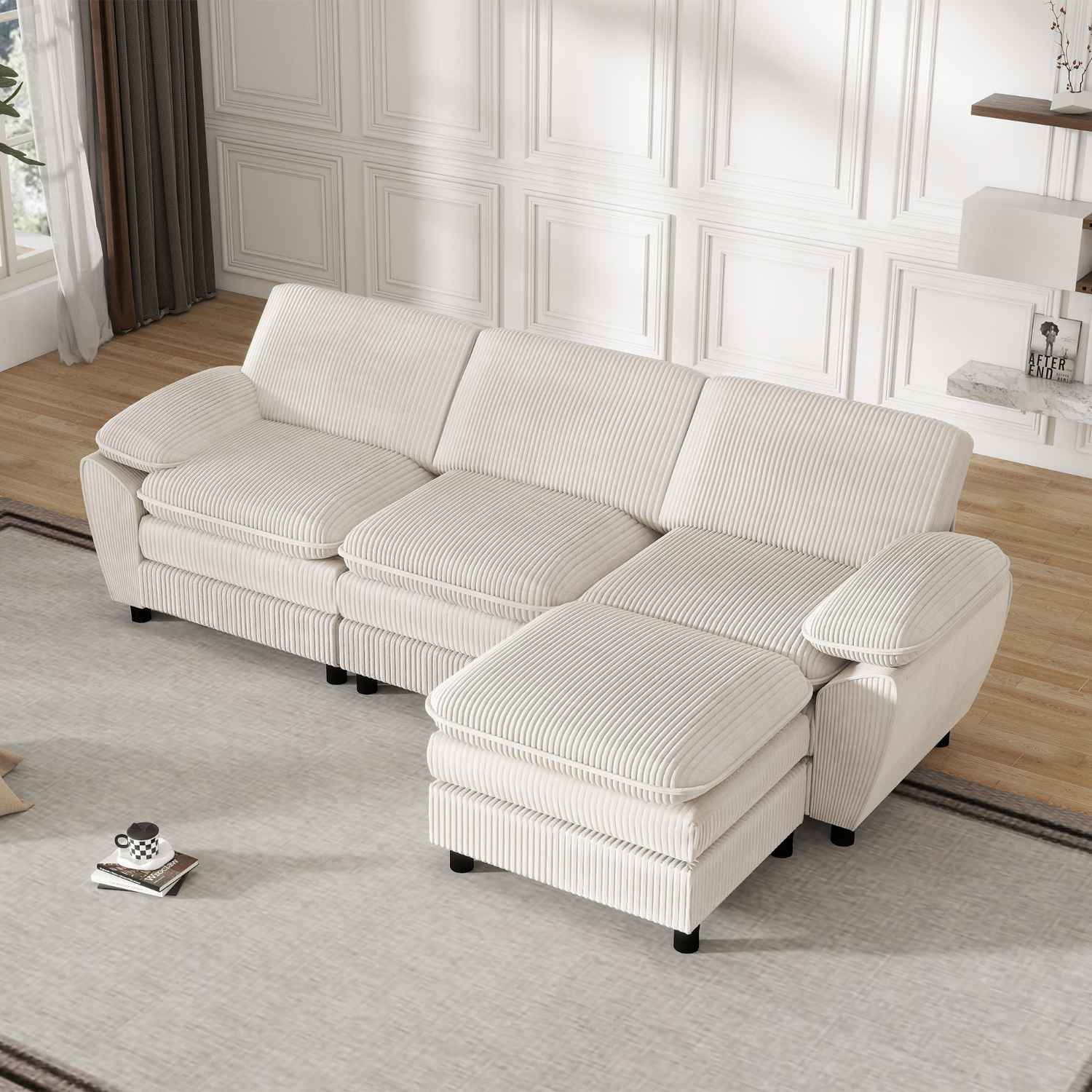 Cremefarbenes Ecksofa mit Chaiselongue links. Es steht auf einem Teppich, mit einer Tasse und einem Buch.