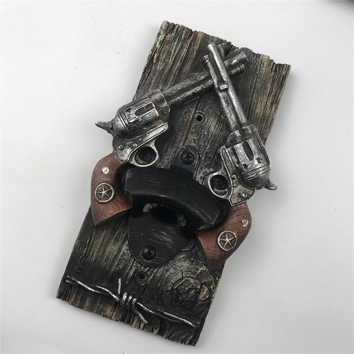 Ein Flaschenöffner aus Holz mit zwei Spielzeugpistolen. Der Hintergrund ist weiß.