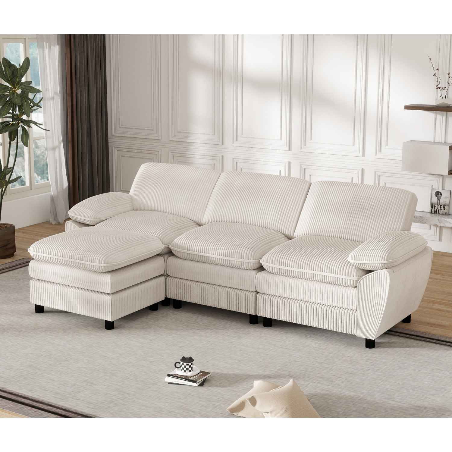 Ein cremefarbenes Ecksofa mit Chaiselongue links. Der Hintergrund ist eine Wand.