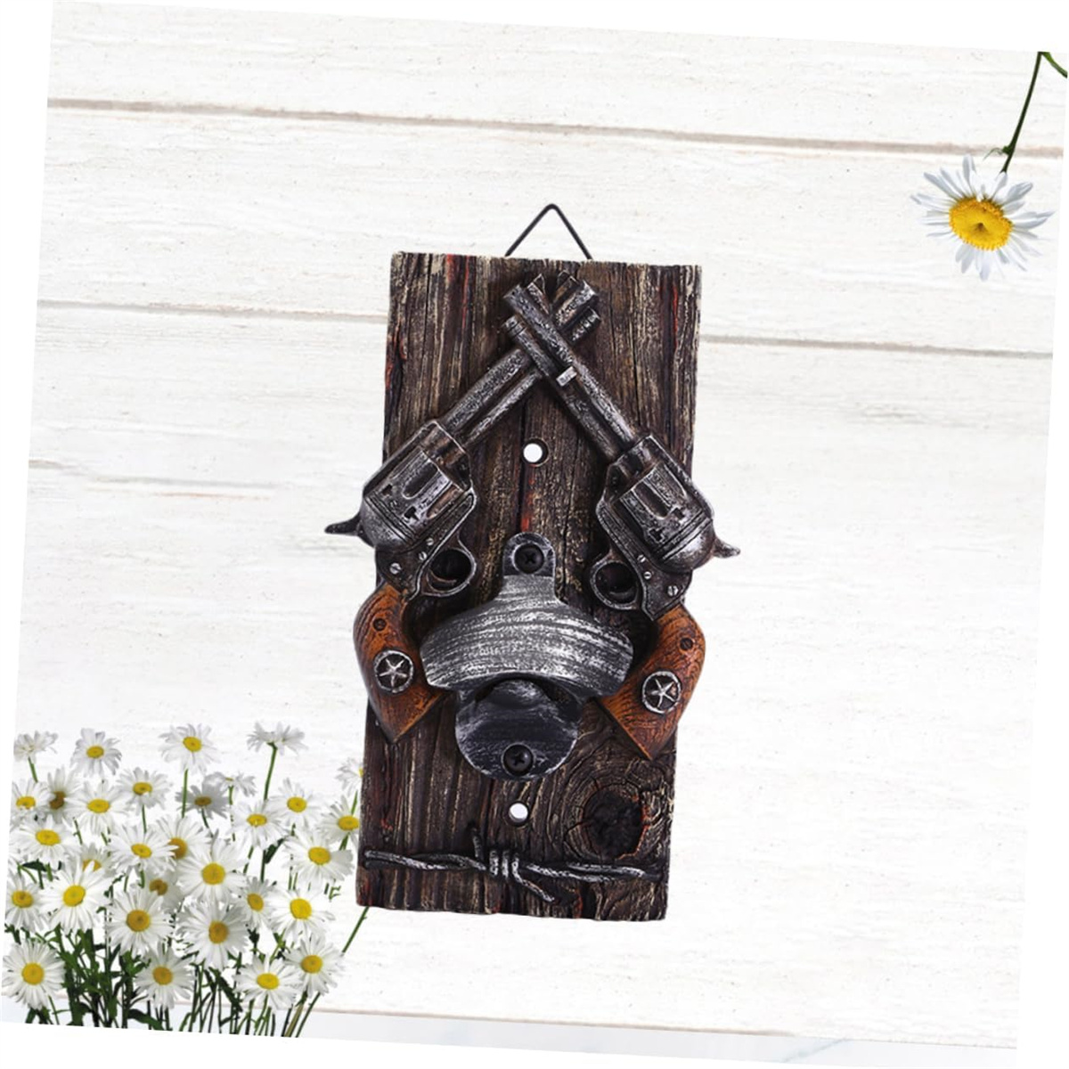 Ein Flaschenöffner aus Holz mit zwei Spielzeugpistolen. Auf weißem Hintergrund mit Blumen.