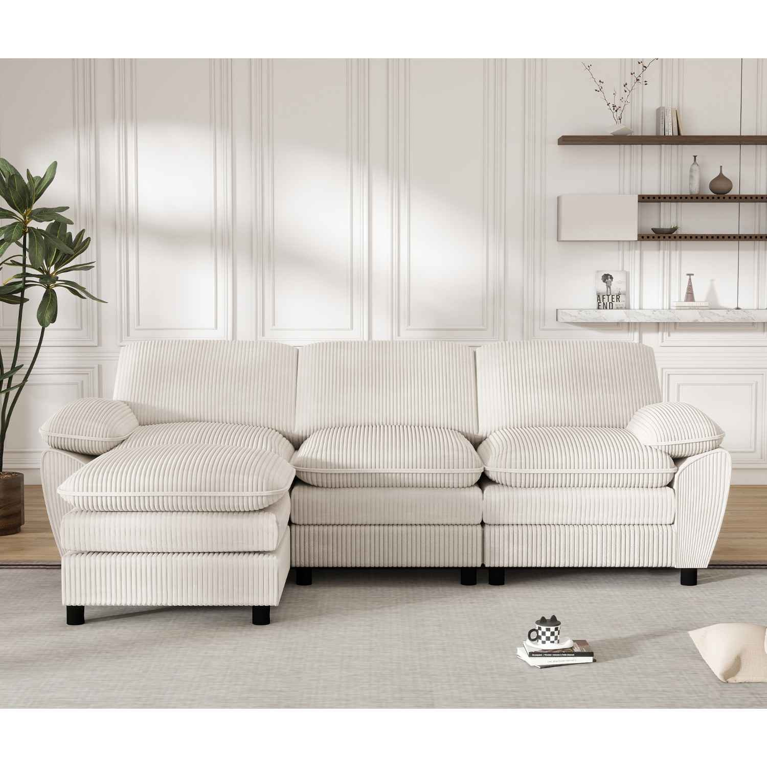 Ein cremefarbenes Ecksofa mit Chaiselongue links. Der Hintergrund ist eine Wand.