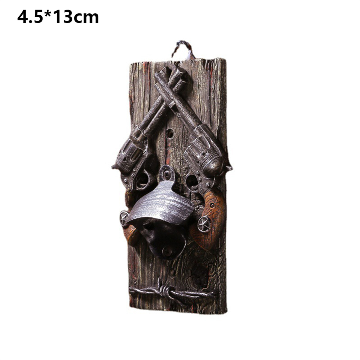 Ein Flaschenöffner aus Holz mit zwei Spielzeugpistolen. Auf weißem Hintergrund.