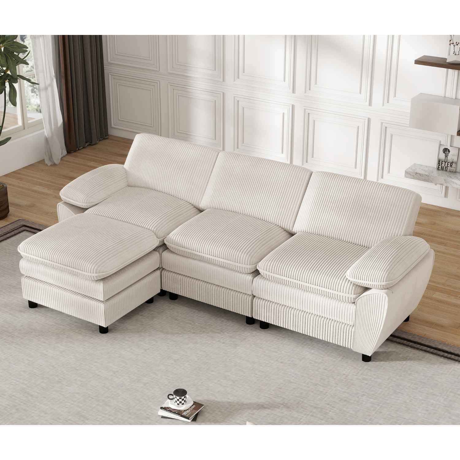 Ein cremefarbenes Ecksofa mit Chaiselongue links. Der Hintergrund ist eine Wand.