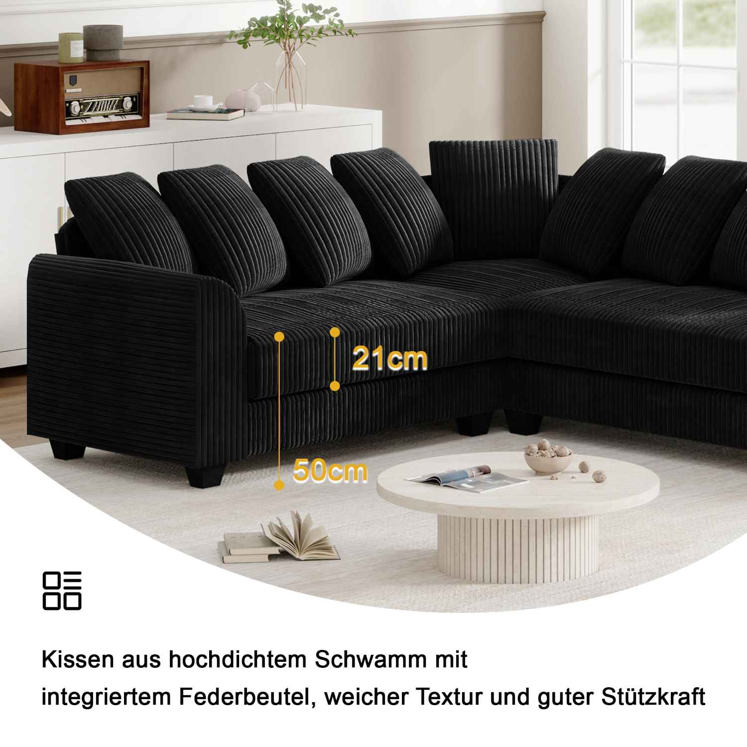 Schwarzes Cord-Ecksofa im Wohnzimmer. Ein Couchtisch davor.