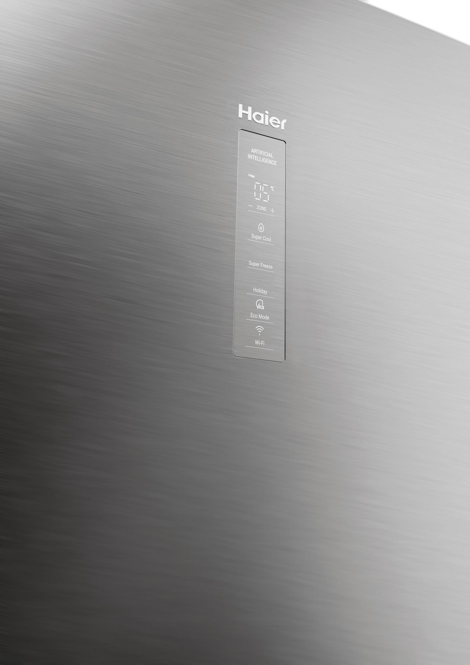 Primer plano de una puerta de refrigerador Haier con una pantalla digital que muestra configuraciones y opciones.