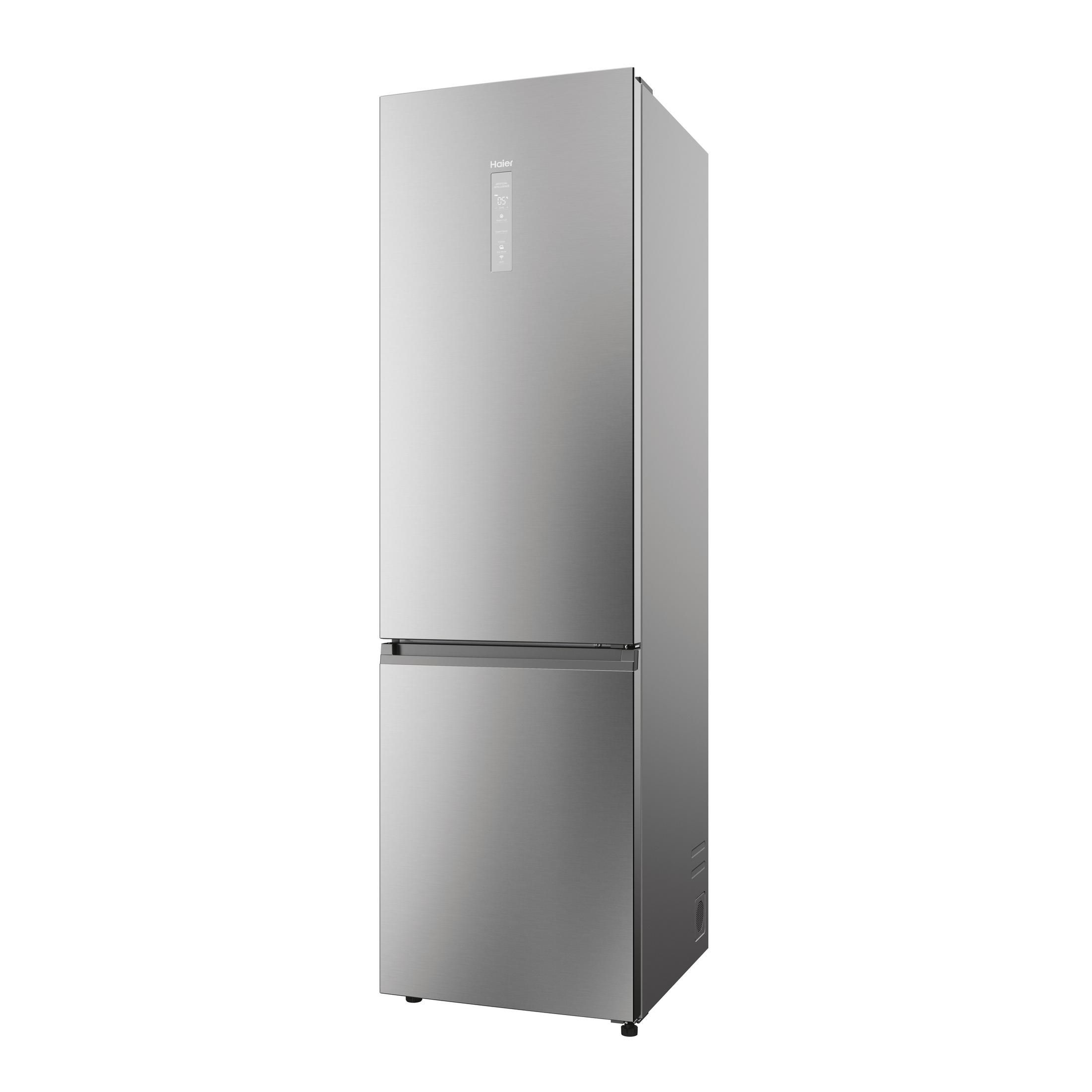 Ein silberner Kühlschrank steht schräg. Die Türen sind geschlossen. Die Marke ist Haier.