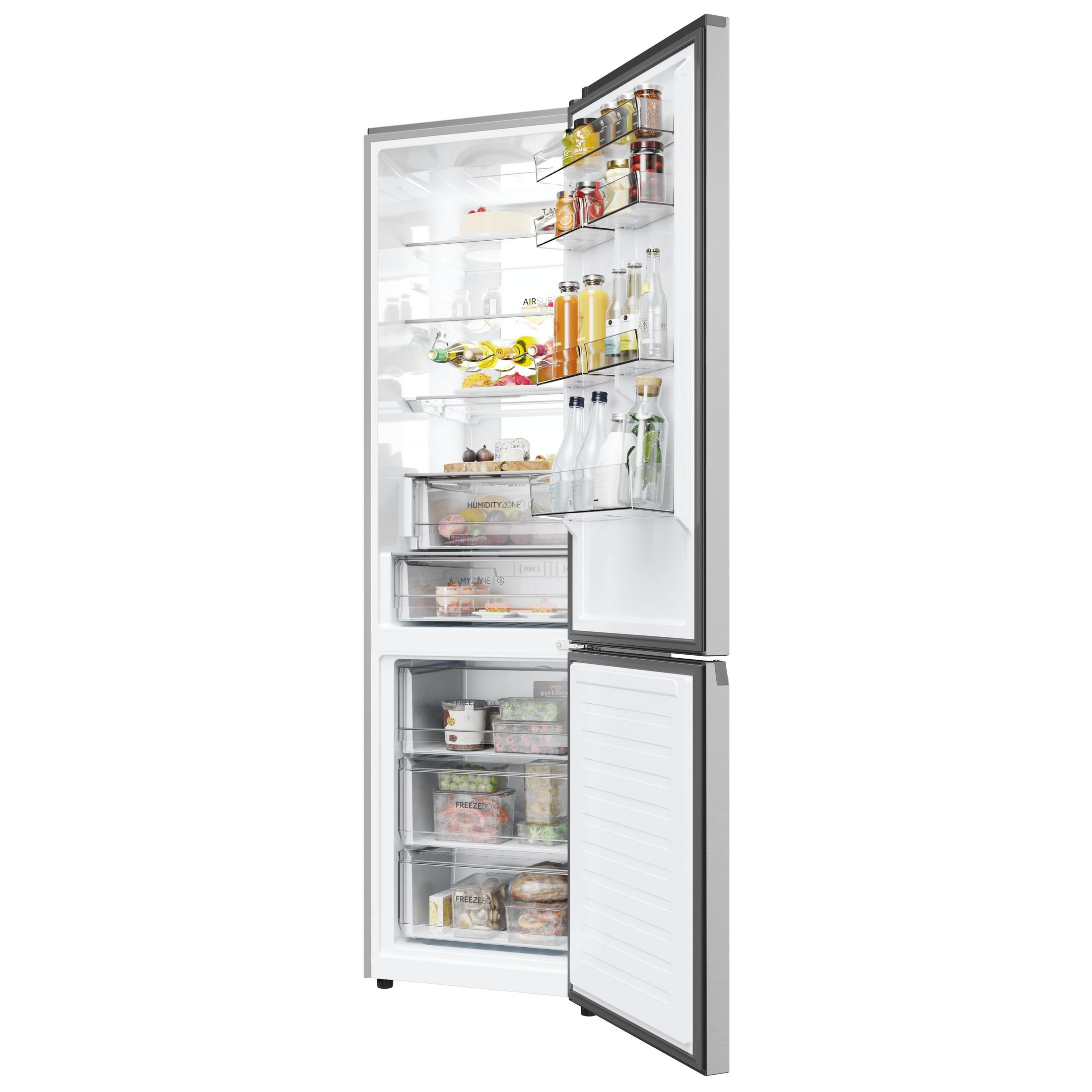 Ein Kühlschrank mit geöffneten Türen, der Regale mit Lebensmitteln und ein Gefrierfach zeigt.