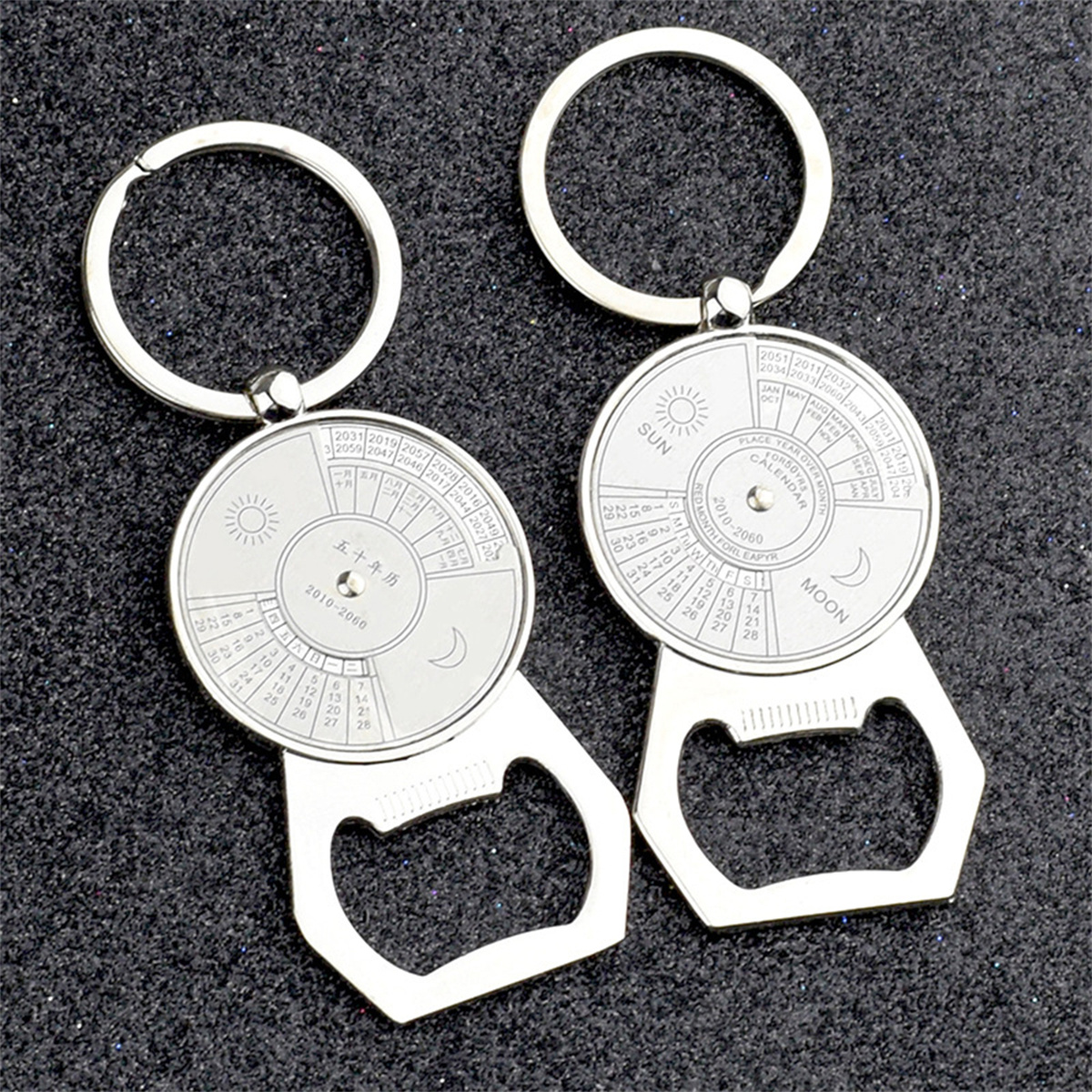 Zwei silberne Schlüsselanhänger mit Flaschenöffner-Funktionen, beide mit Kalenderdesigns.