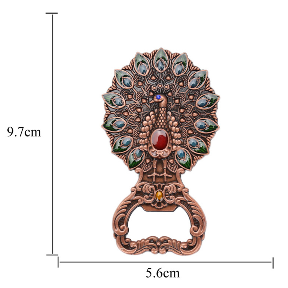 Ein Pfau-Flaschenöffner, bronzefarben. Abmessungen: 9,7 cm x 5,6 cm. Weißer Hintergrund.