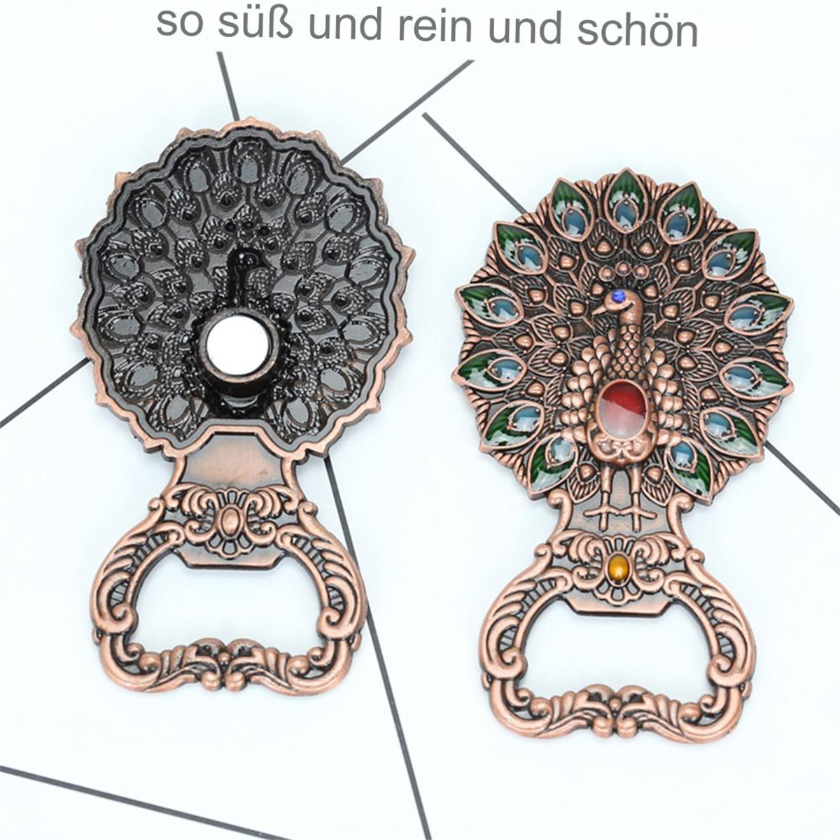Zwei Pfau-Flaschenöffner. Einer ist dunkel, der andere hat helle Farben. Text auf Deutsch: so süß und rein und schön.