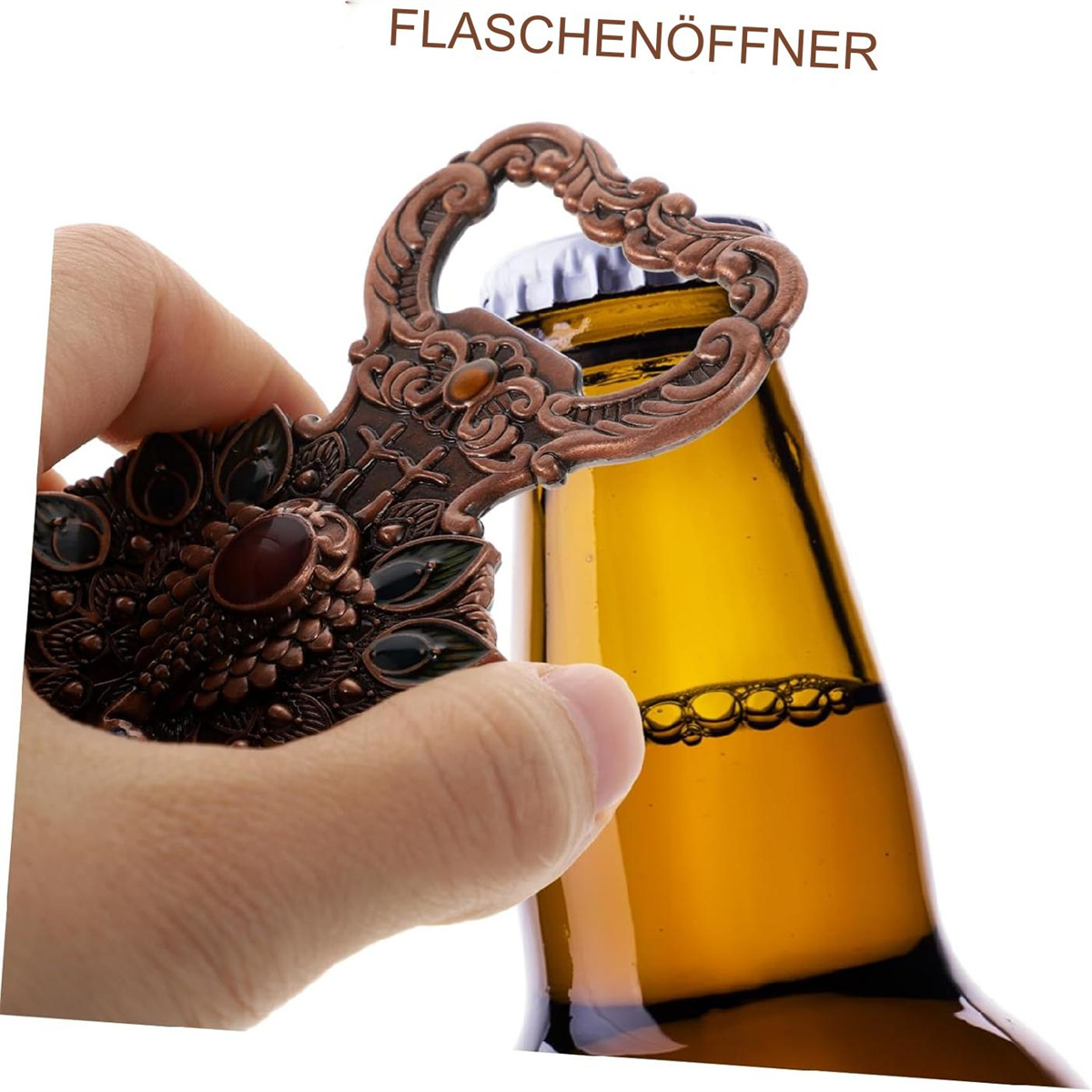 Hand öffnet eine Bierflasche mit einem dekorativen Flaschenöffner aus Bronze. Die Flasche ist braun mit silbernem Verschluss.
