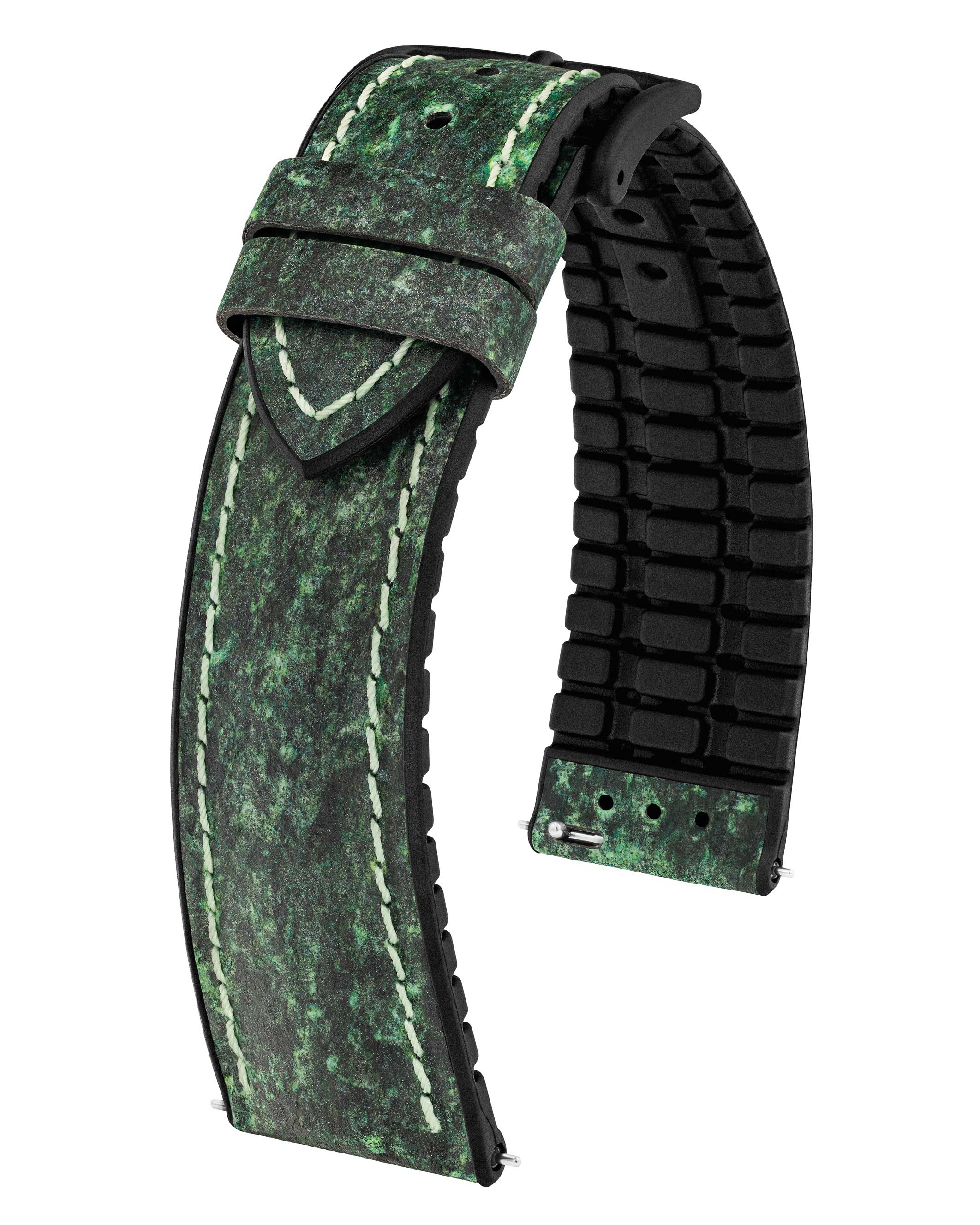 Grünes Uhrenarmband mit weißen Nähten. Kombiniert Leder mit Muster und schwarzem Ziegelmuster.