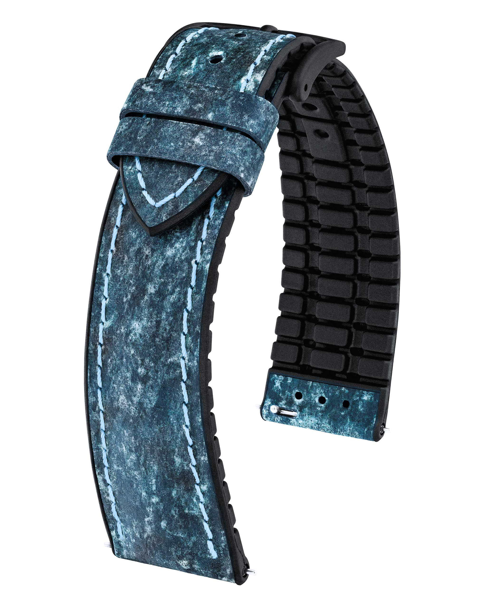 Blaues Uhrenarmband mit hellblauen Nähten. Hat ein strukturiertes Muster und ein schwarzes Ziegelmuster.