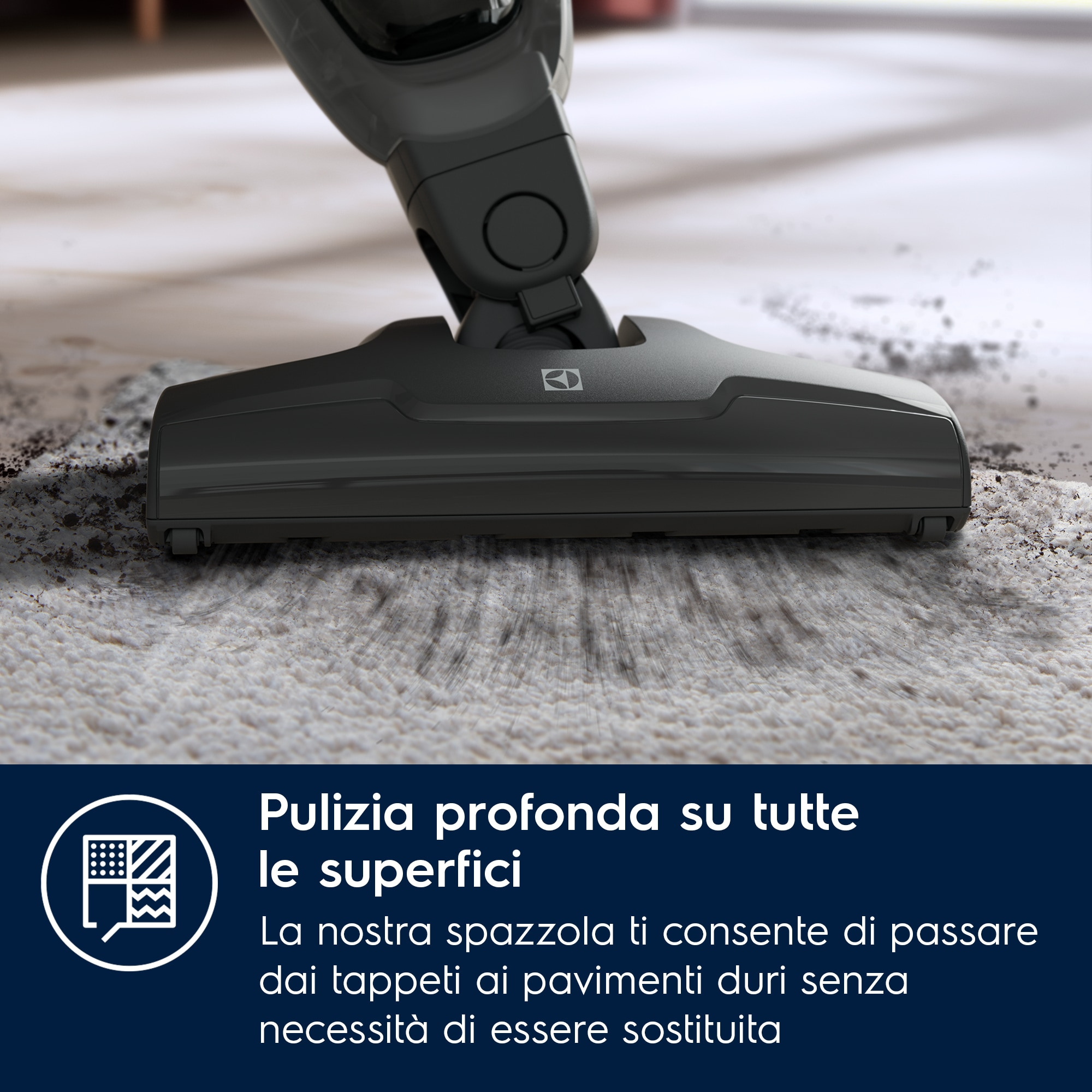 Primo piano della testina dell'aspirapolvere su un tappeto, che rimuove sporco e detriti.