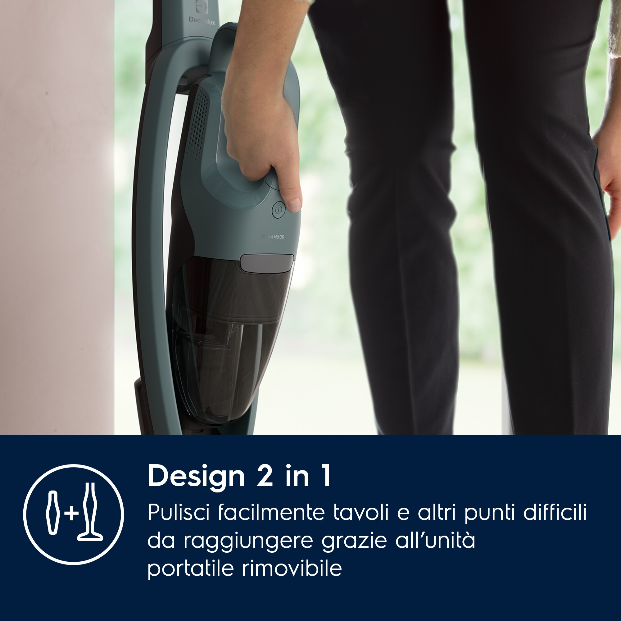 Una persona che tiene un aspirapolvere verde, con un'unità portatile rimovibile.