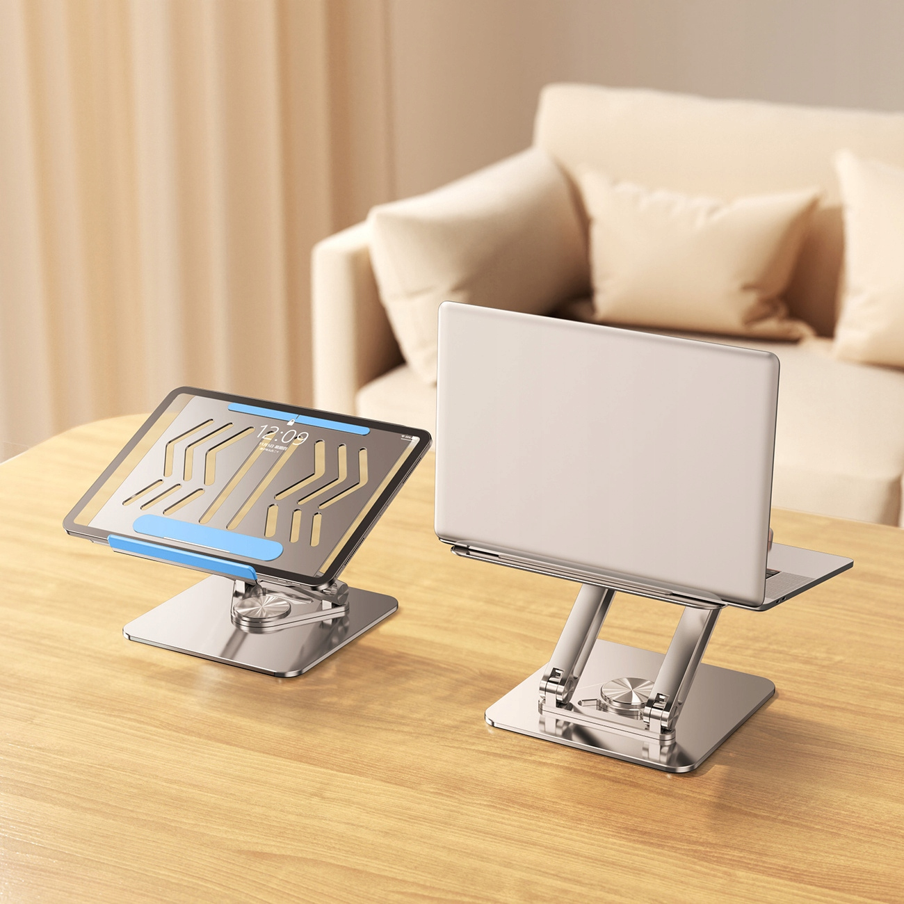 Dwa srebrne stojaki na laptopa na drewnianym stole. Jeden trzyma tablet, a drugi laptop.
