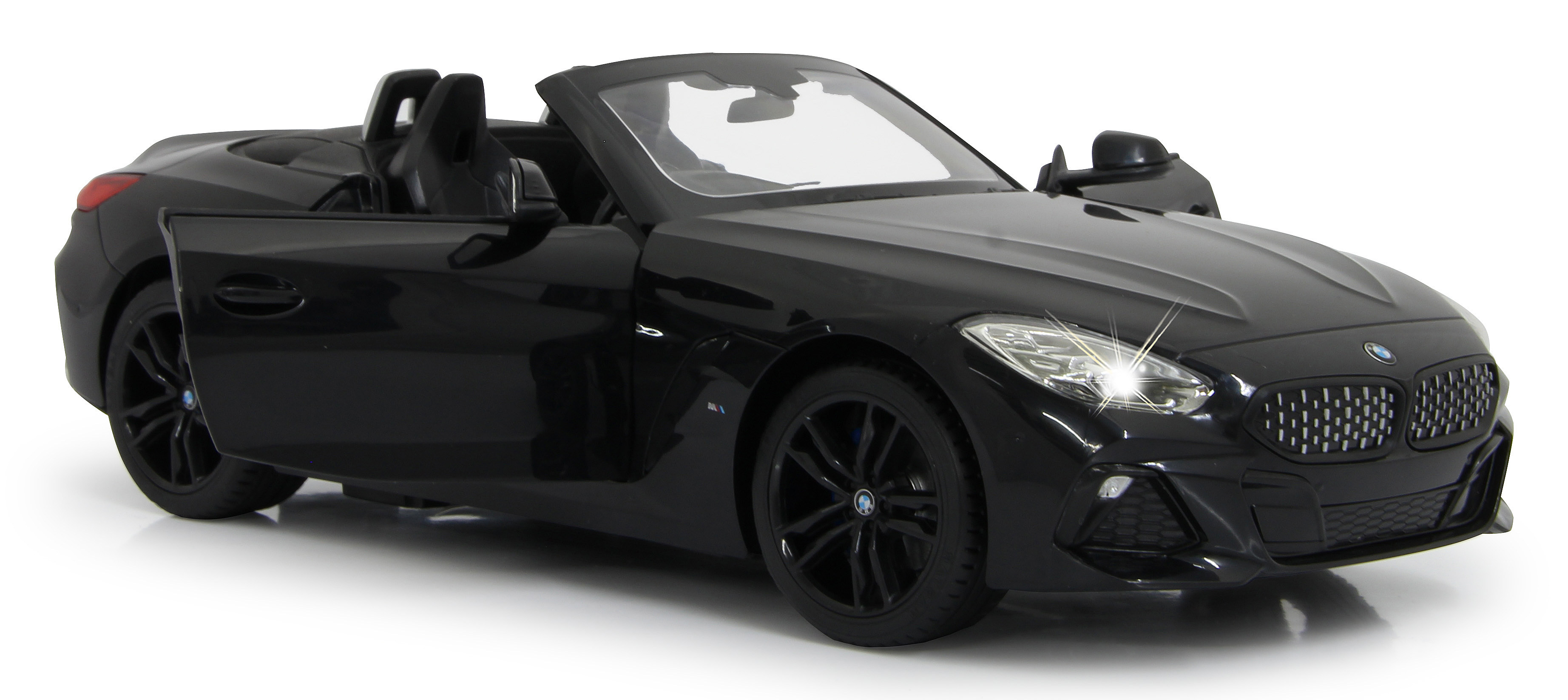 Schwarzer BMW Z4 Roadster mit offenen Türen, geparkt auf weißem Untergrund. Die Räder sind schwarz. Das Auto ist in der Vorderansicht.