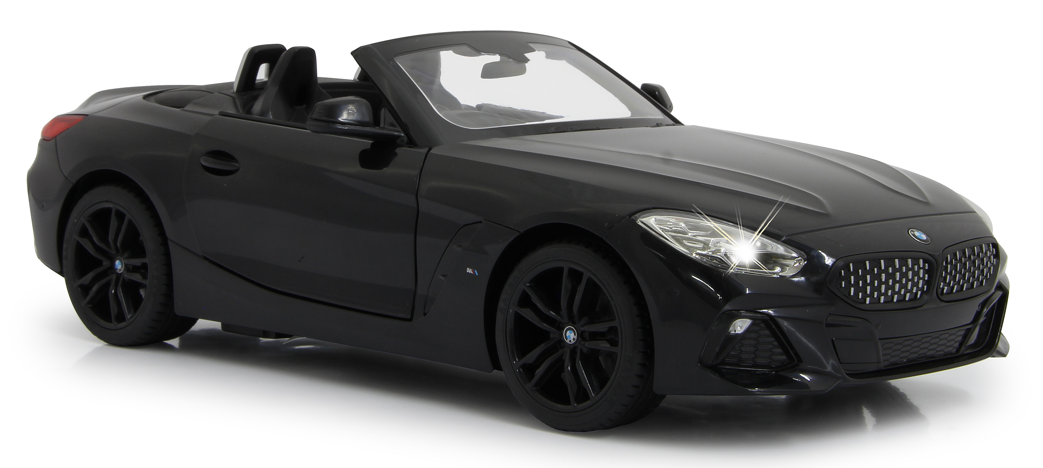 Schwarzer BMW Z4 Roadster, geparkt auf weißem Untergrund. Das Auto ist in der Vorderansicht, mit beleuchteten Scheinwerfern.