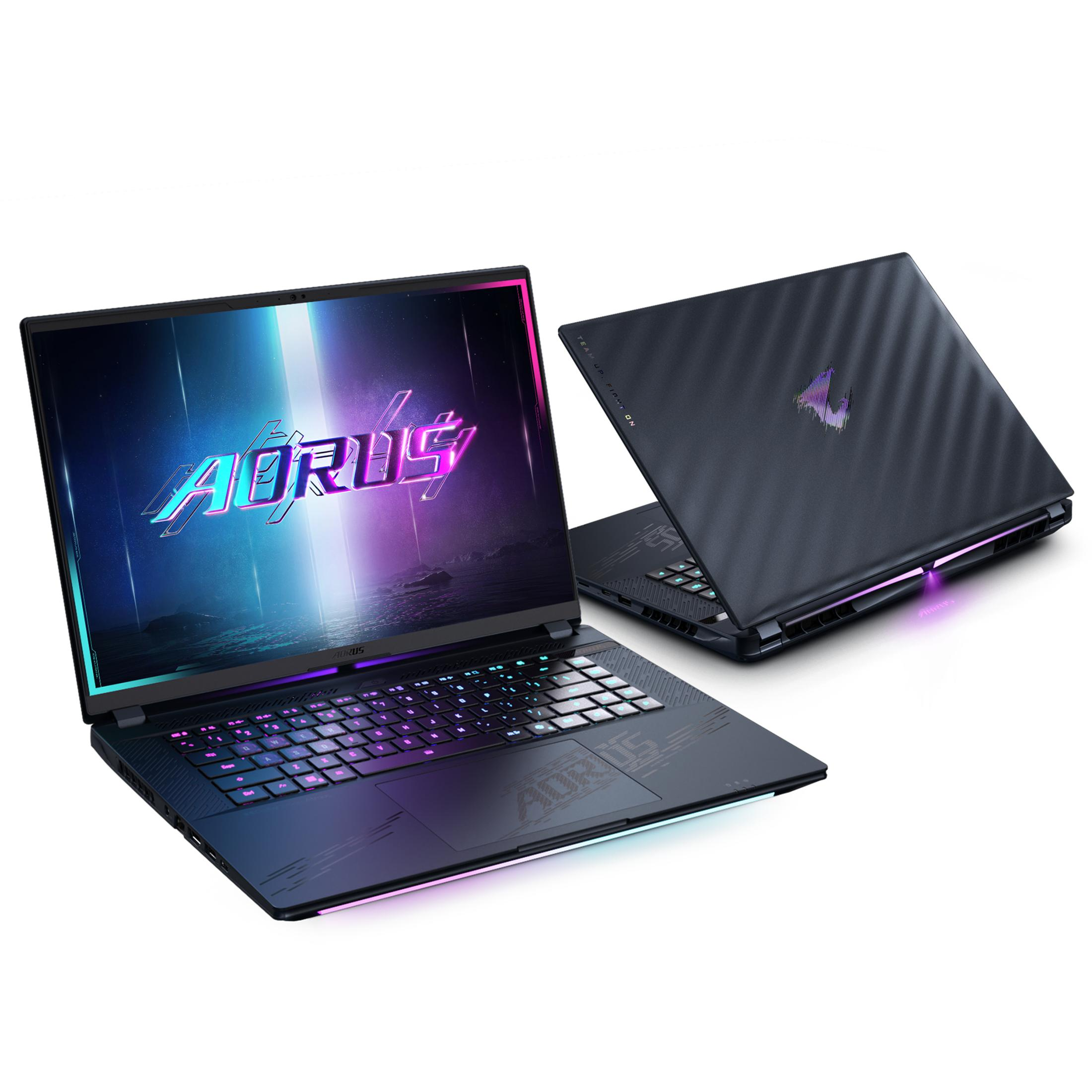 Laptop pokazujący dwa widoki. Górny widok pokazuje tył, drugi widok z boku. Oba pokazują logo Aorus.