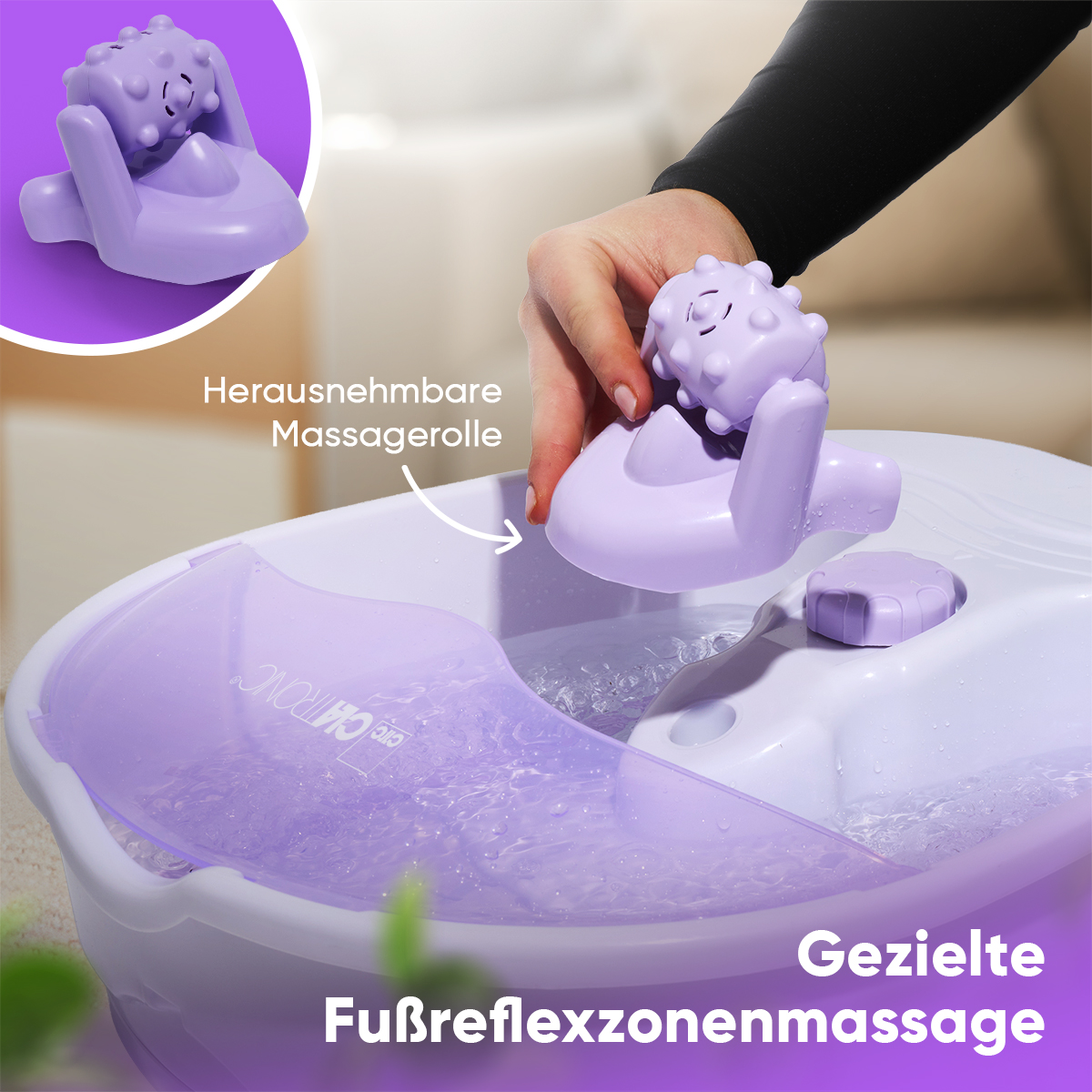 Zbliżenie spa do stóp z wodą i fioletową figurką. Ręka umieszcza wałek do masażu w spa.