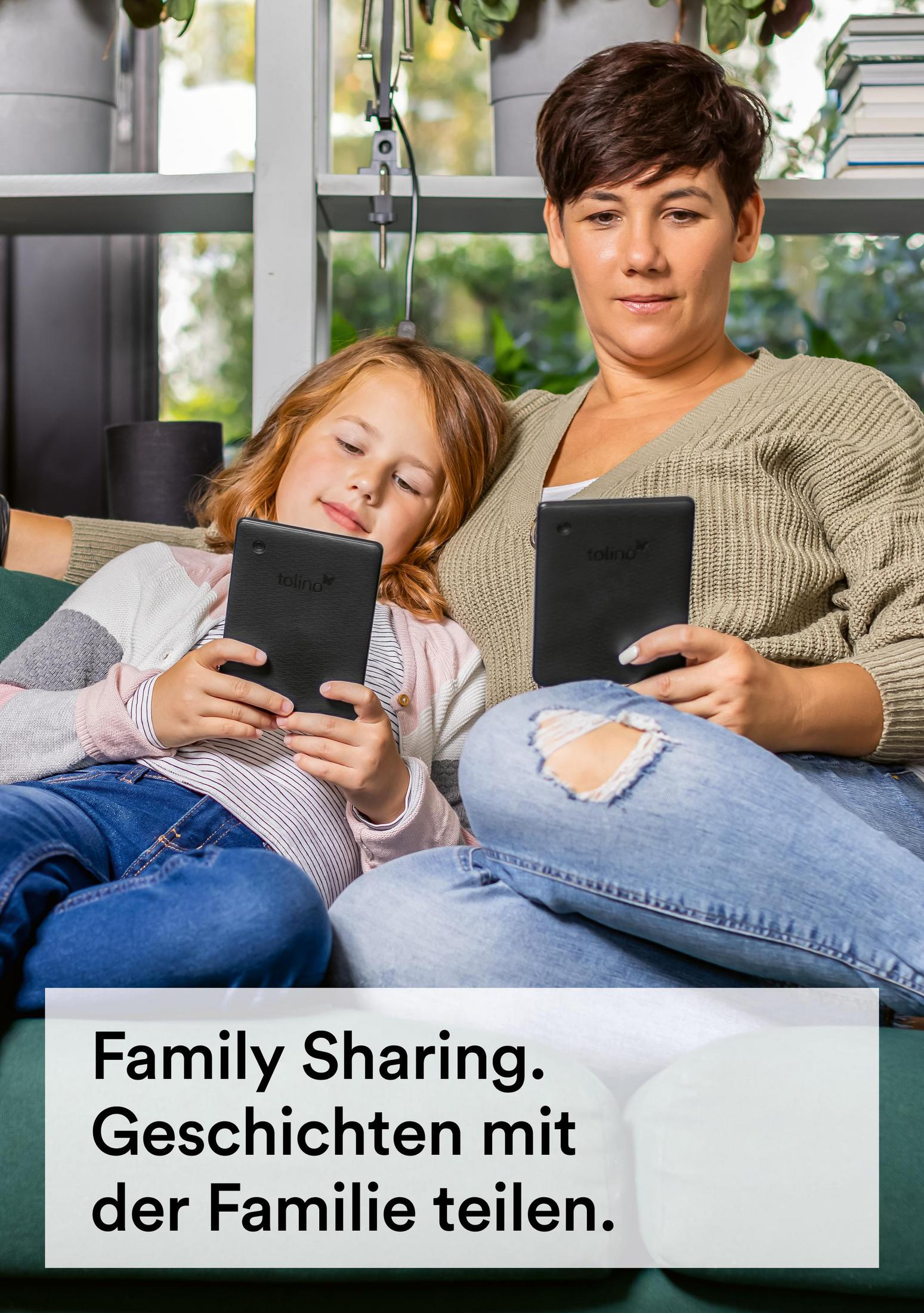 Kobieta i dziewczynka na kanapie czytają czytniki e-booków. Tekst na zdjęciu brzmi: Family Sharing. Geschichten mit der Familie teilen.