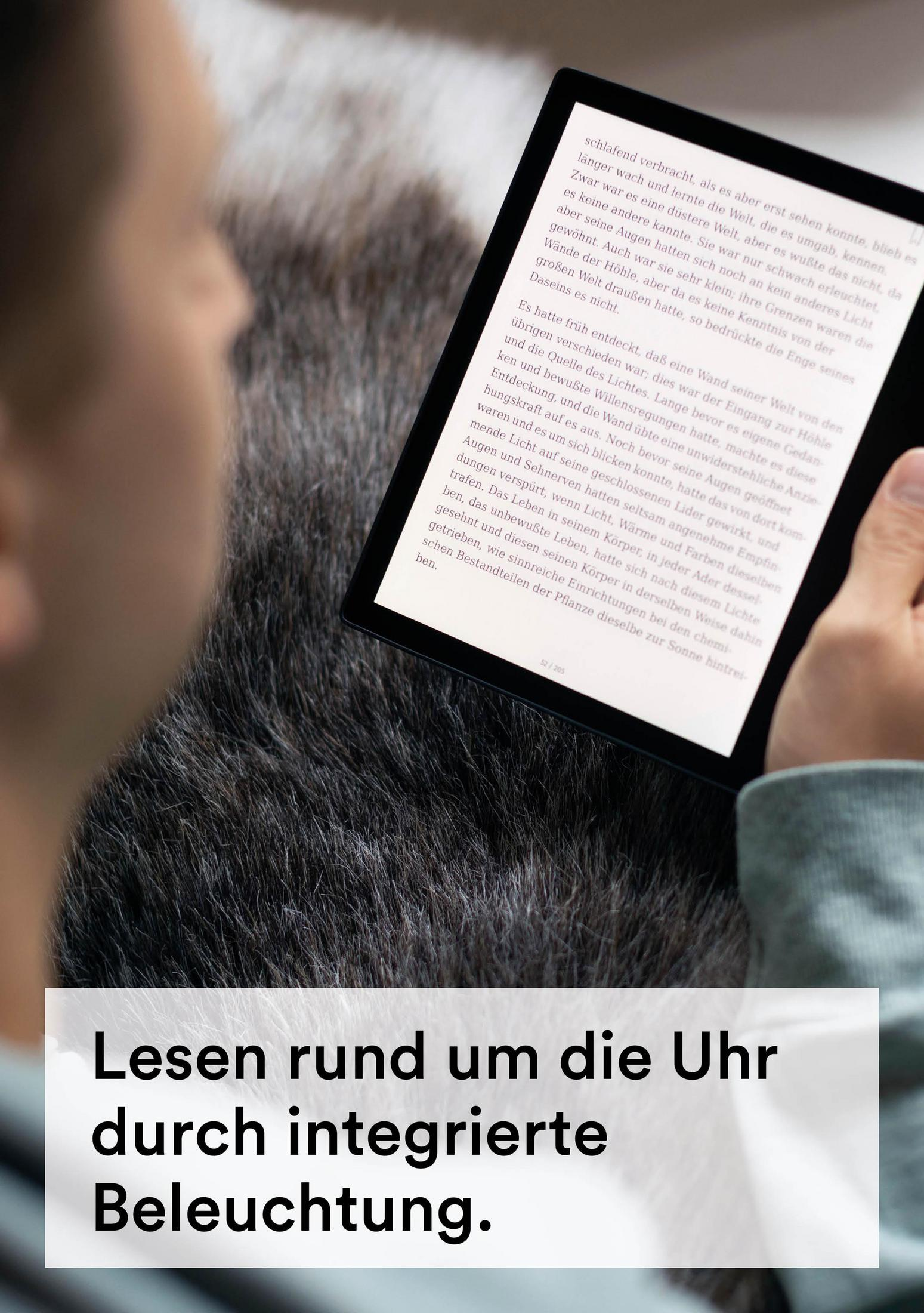 Osoba czyta na czytniku e-booków. Tekst na ekranie i na dole: Czytaj przez całą dobę z zintegrowanym oświetleniem.