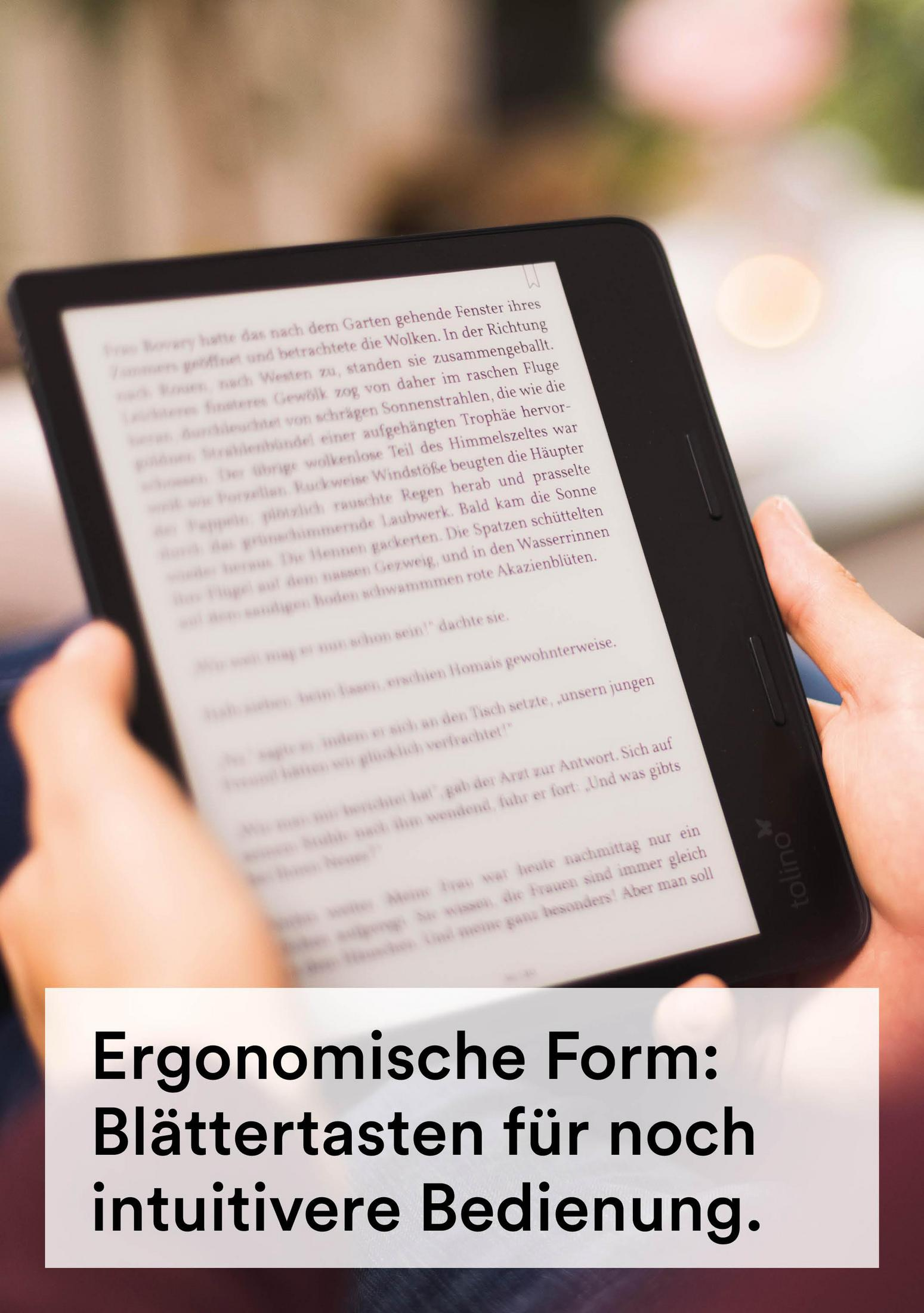 Osoba trzymająca czytnik e-booków. Tekst na ekranie i na dole: Ergonomiczny kształt: Przyciski zmiany stron dla bardziej intuicyjnego użytkowania.