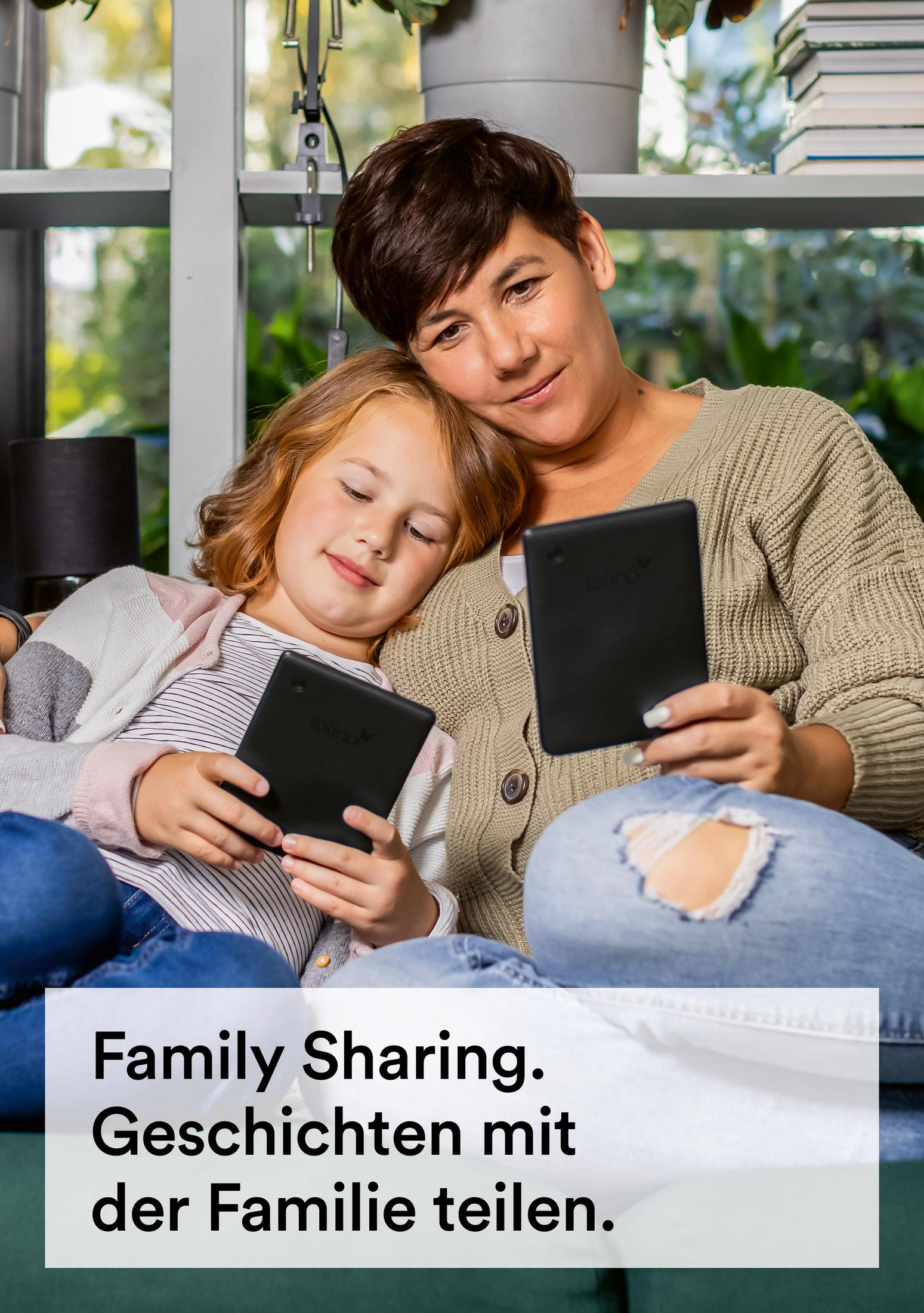 Kobieta i dziewczynka siedzą razem, czytając czytniki e-booków. Tekst: Udostępnianie rodzinne.