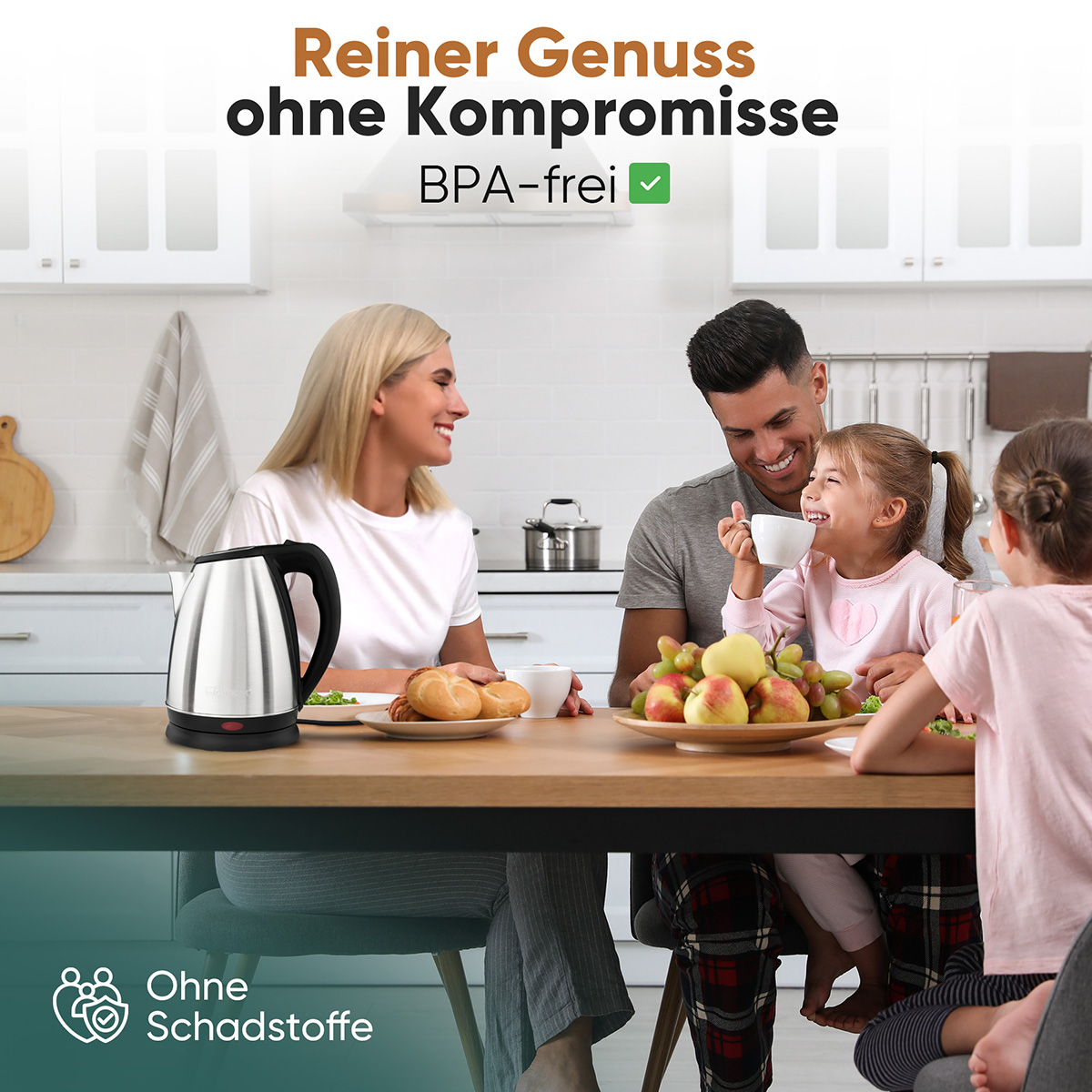 Familie lächelt an einem Tisch mit Essen und silbernem Wasserkocher. BPA-frei-Etikett sichtbar.