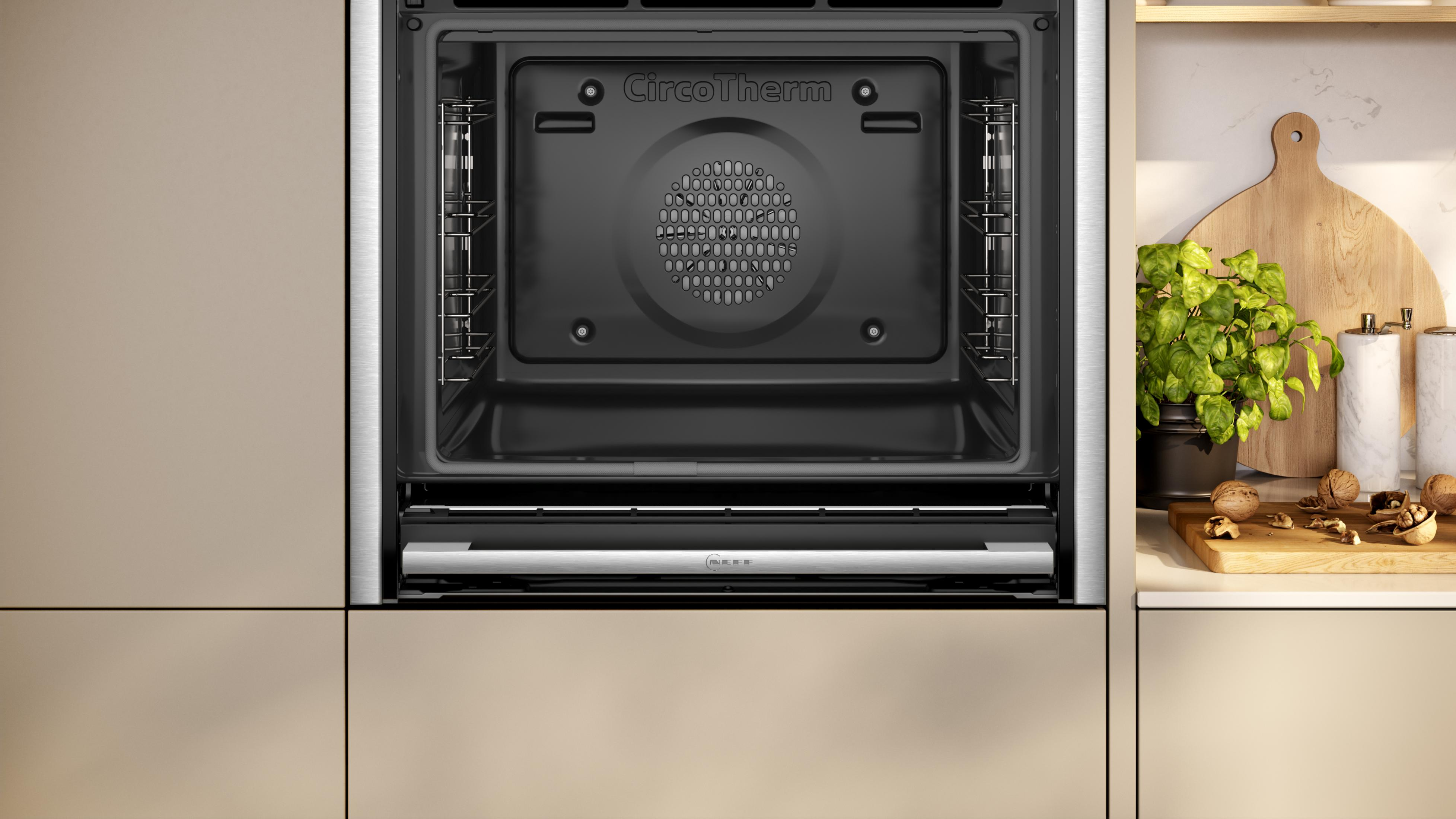 Ein Ofeninnenraum mit CircoTherm-Logo. Es hat einen Metallrost und einen detaillierten Innenraum mit einem Holzschneidebrett.