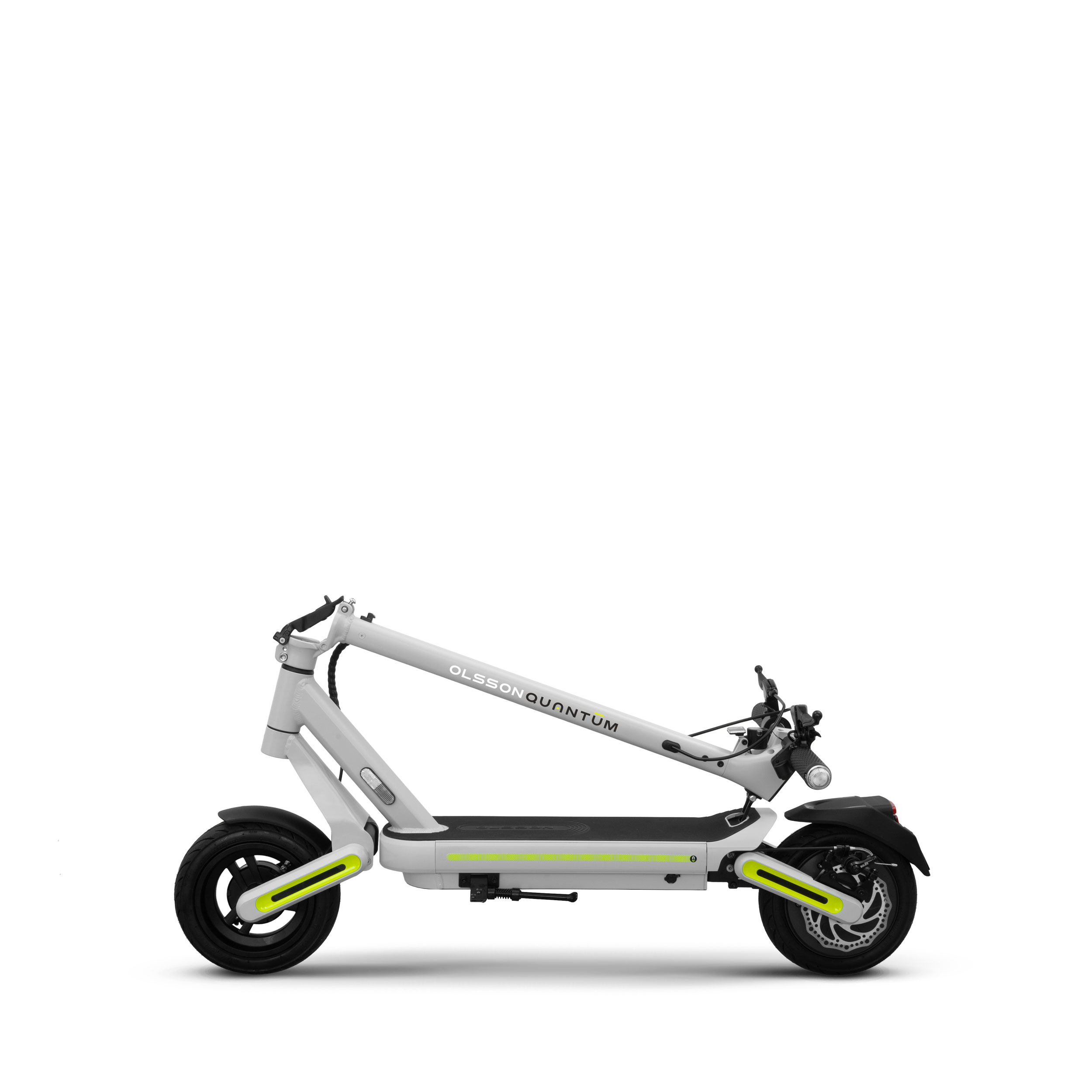 Patinete eléctrico blanco y amarillo, plegado. Tiene un neumático negro y una luz.
