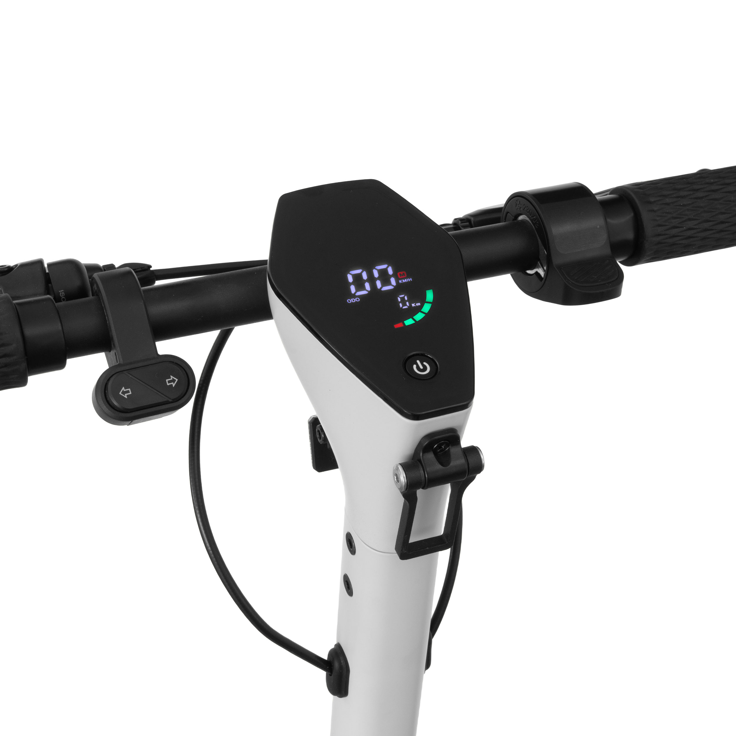 Primer plano de la pantalla de un patinete eléctrico que muestra la velocidad y el nivel de batería.