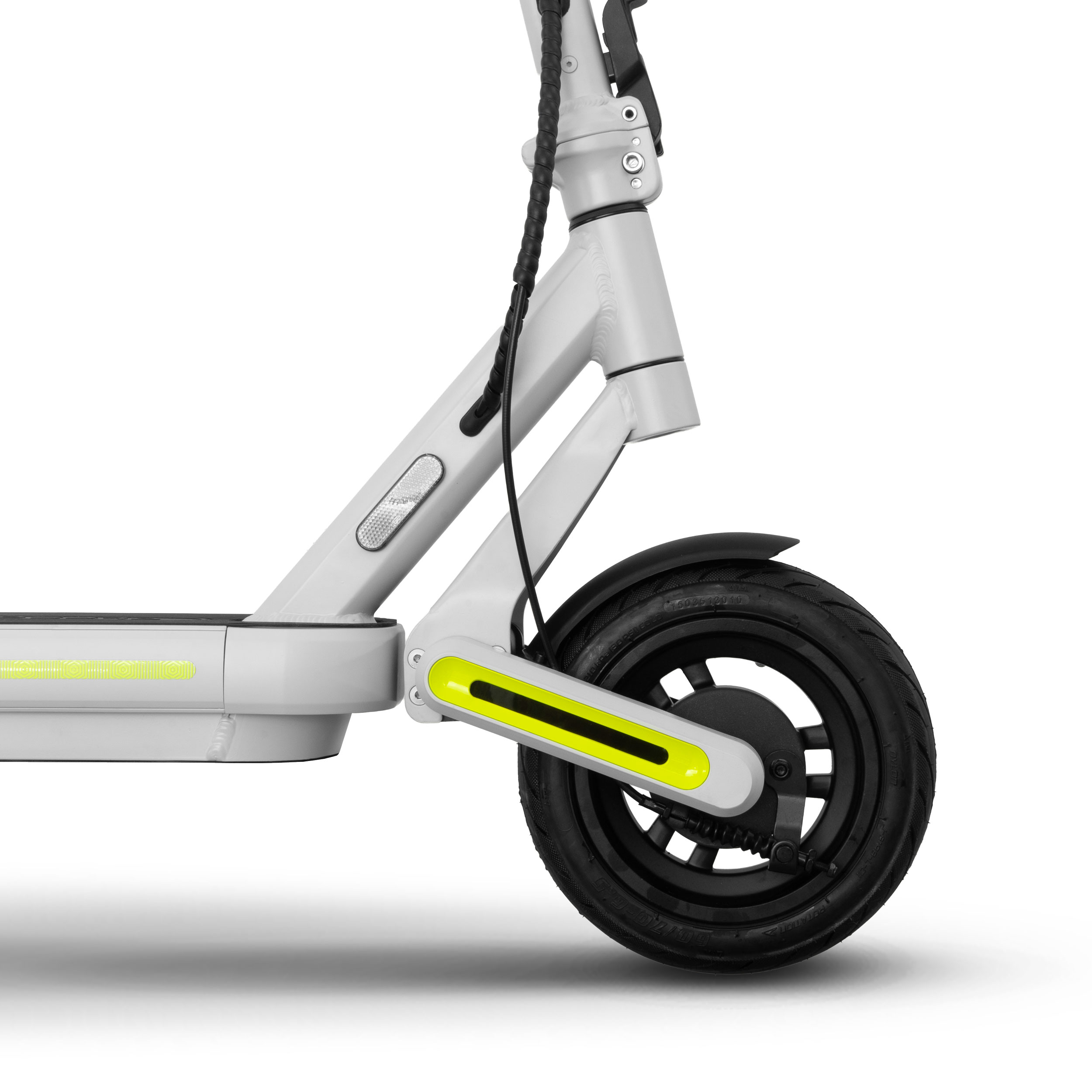 Primer plano de la rueda y suspensión de un patinete eléctrico con un acento amarillo.
