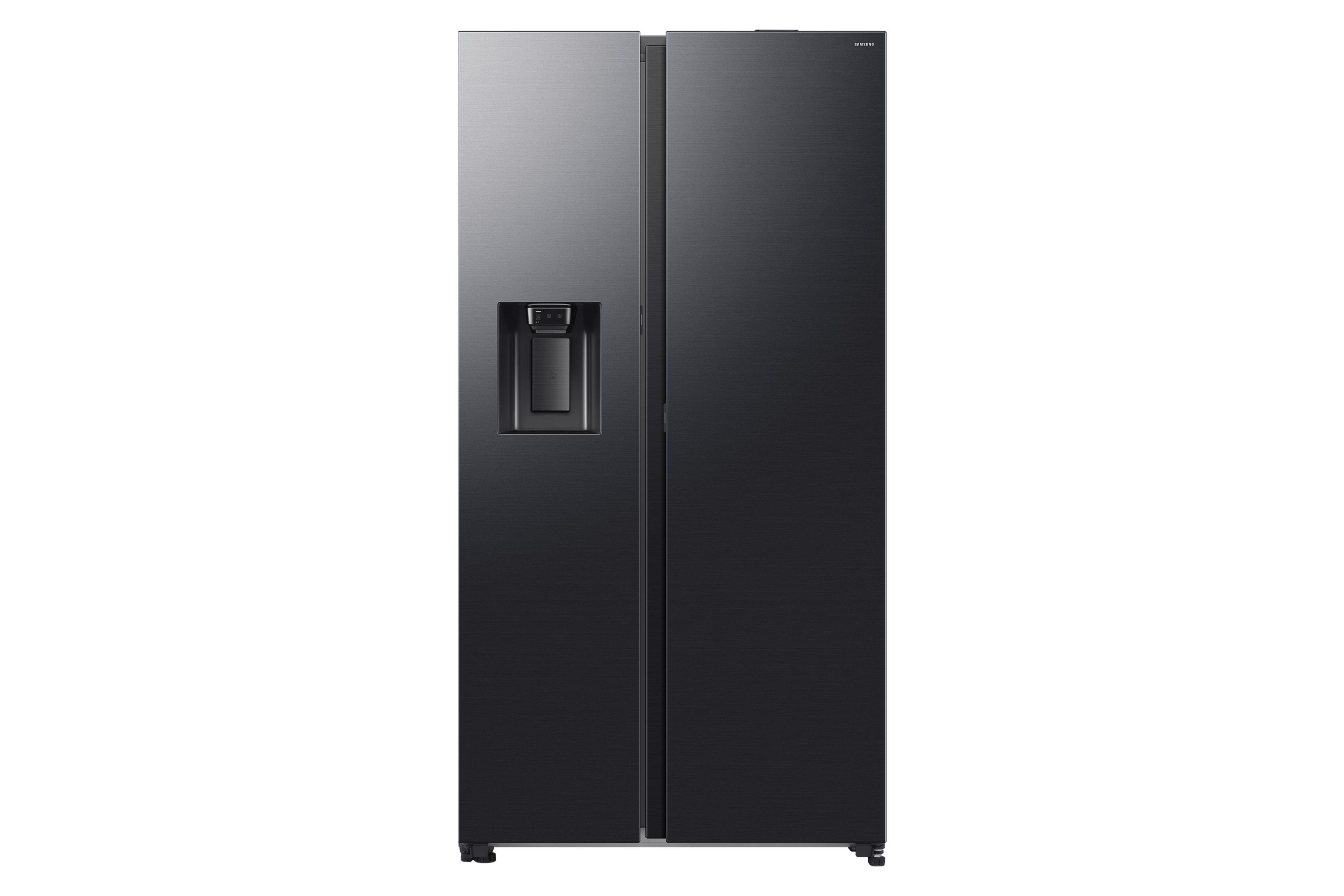 Een zwarte Samsung-koelkast met een waterdispenser, tegen een witte achtergrond.