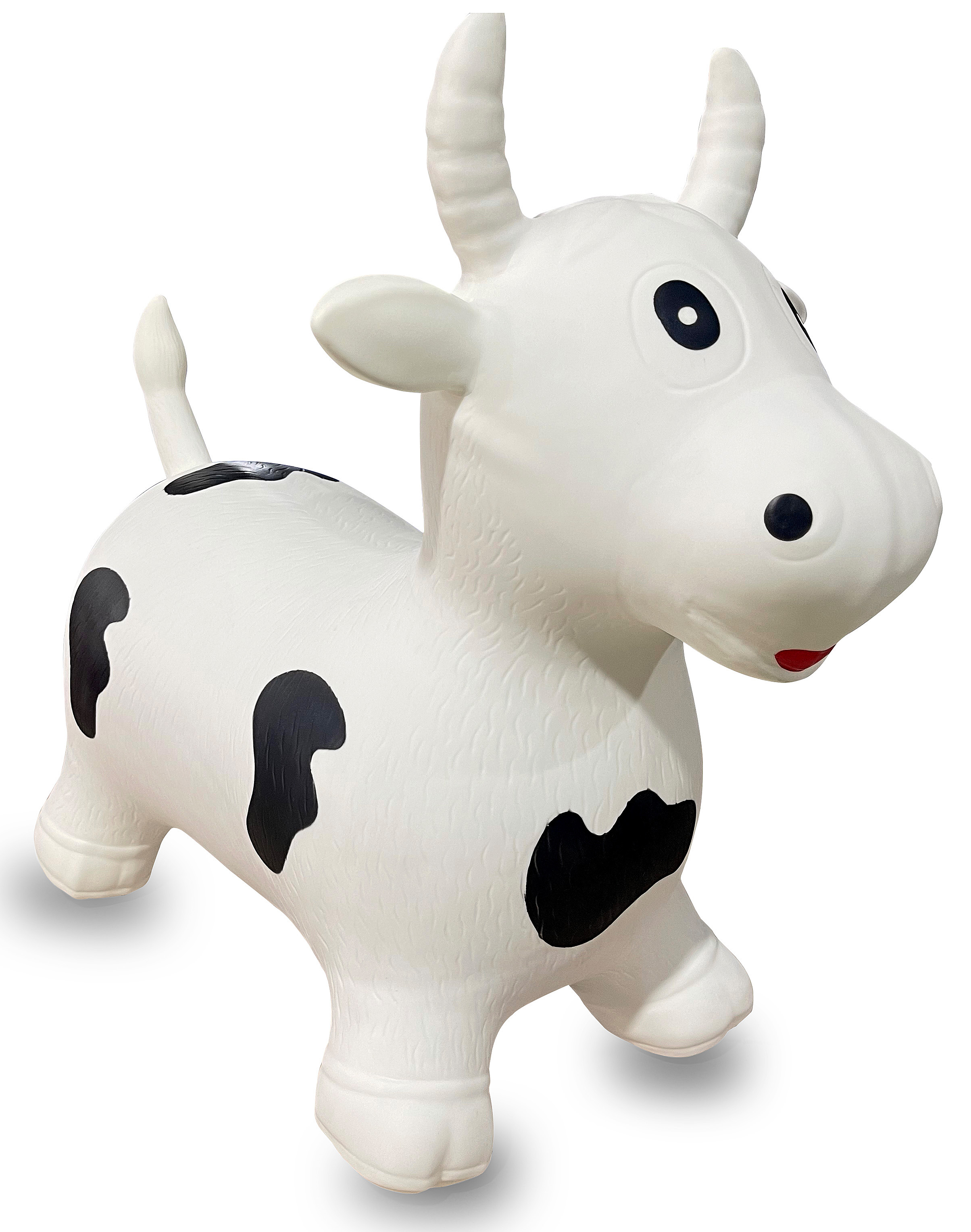 Un giocattolo gonfiabile a forma di mucca bianca. Ha macchie nere e corna. È su una superficie bianca.
