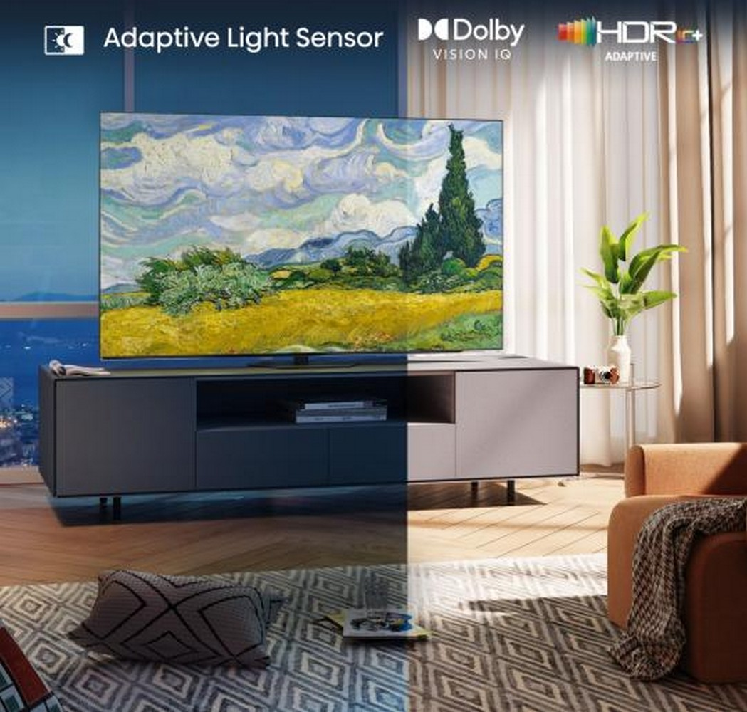 Una TV che mostra arte è sopra una console. La scena è divisa in metà chiare e scure.