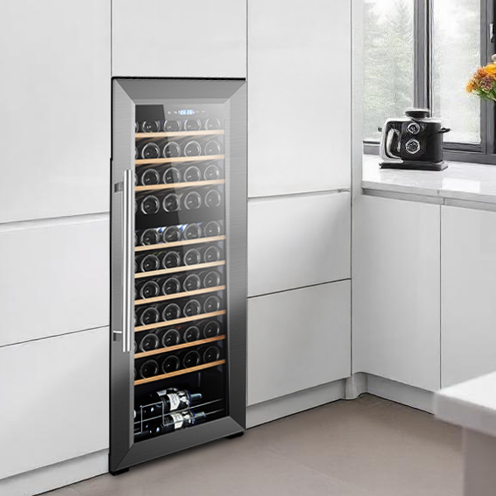 Cocina moderna con enfriador de vino lleno de botellas, cerca de una ventana y hervidor.