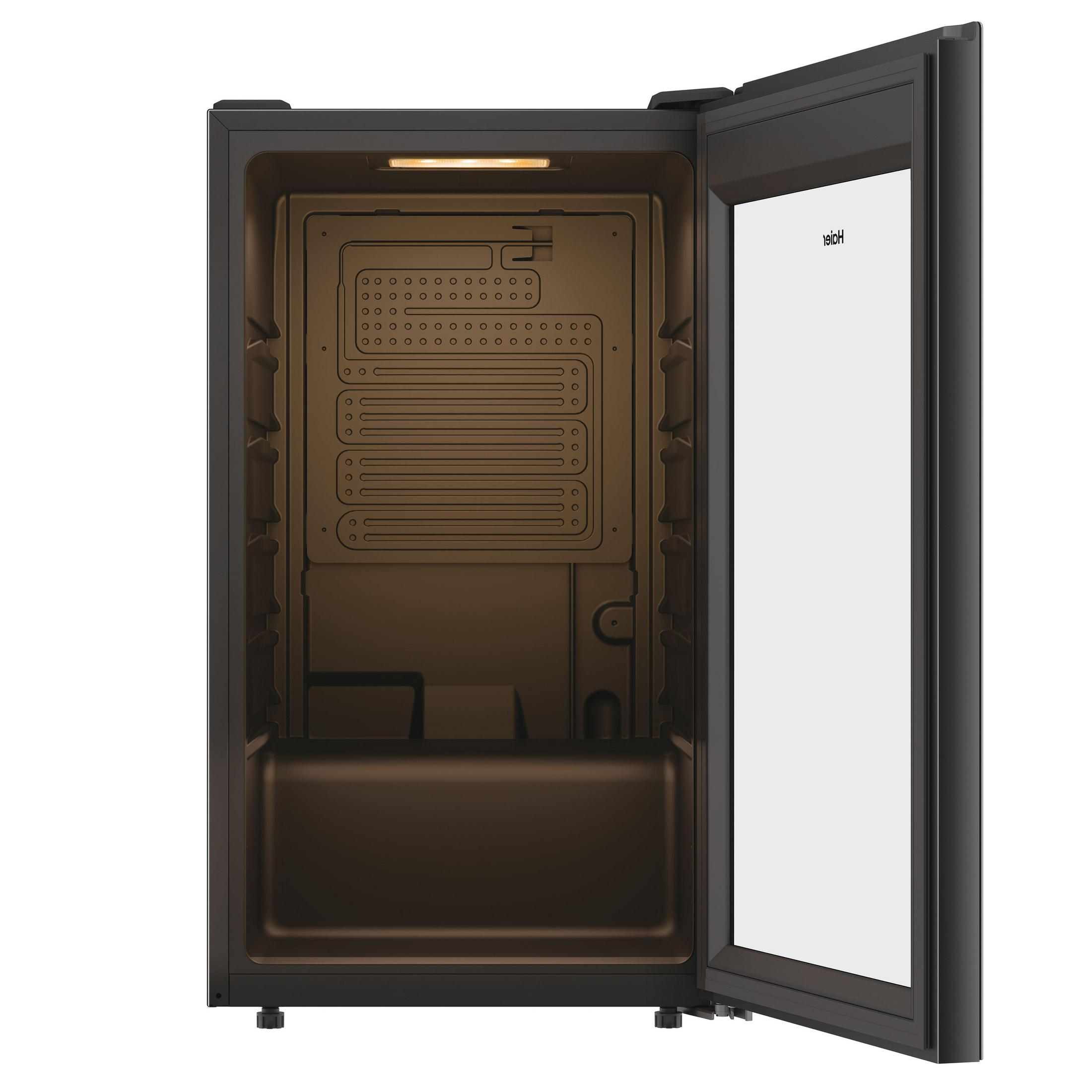 Un réfrigérateur sombre avec une porte ouverte, montrant l'intérieur. L'intérieur est marron.