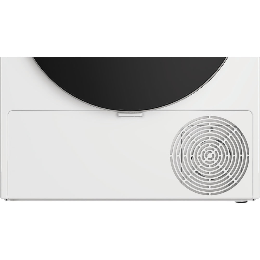 Primo piano della parte inferiore di un'asciugatrice bianca. Presenta un pannello bianco e una griglia di ventilazione rotonda.