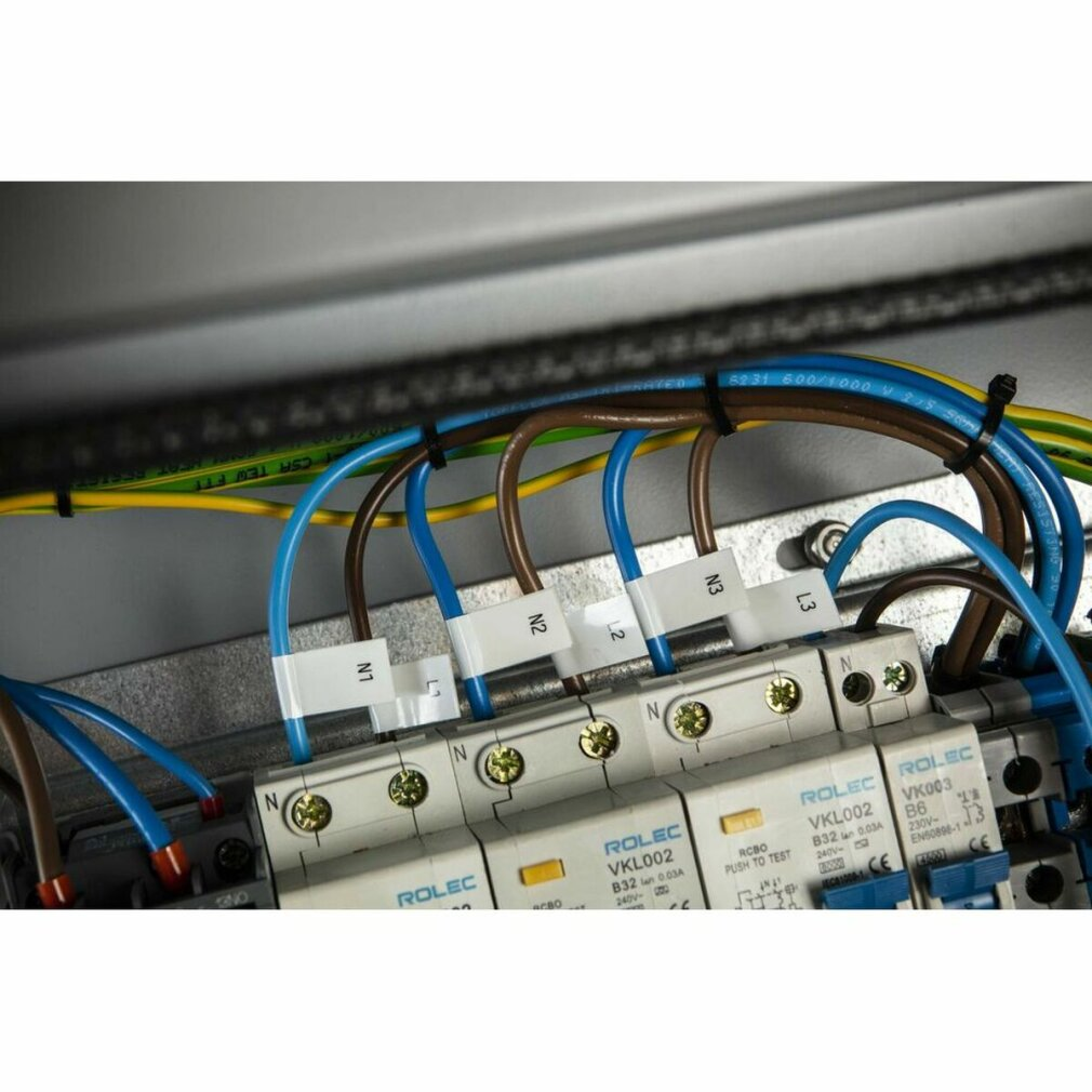 Interno del quadro elettrico con fili. I fili sono blu, marroni, gialli e verdi, collegati a componenti Rolec.