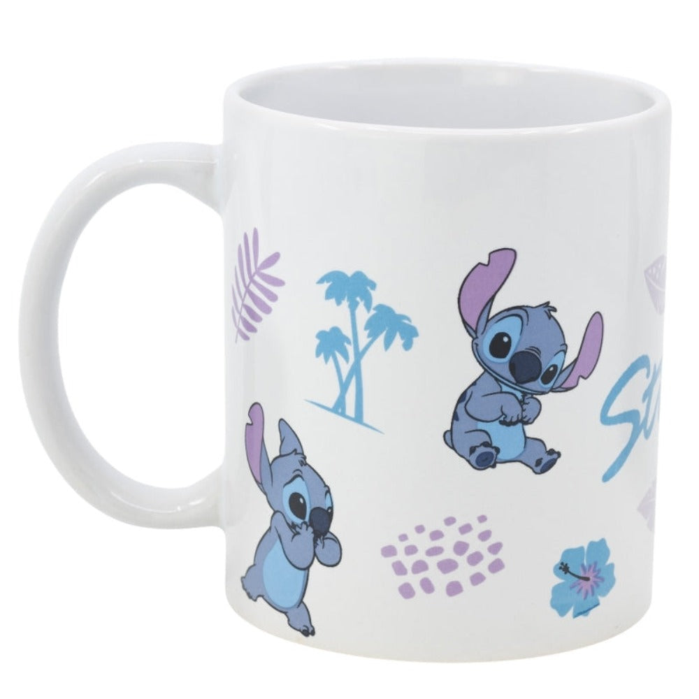 Una taza blanca con ilustraciones de Stitch y palmeras azules y hojas moradas.