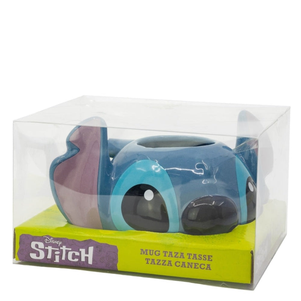 Una taza azul de Stitch en una caja transparente, acostada de lado, con la etiqueta de la taza.