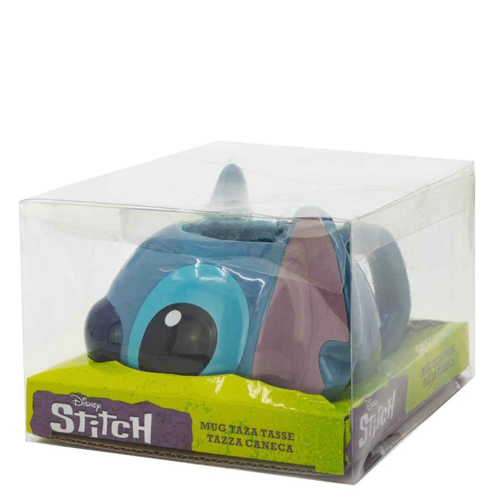 Una taza azul de Stitch en una caja transparente, con una etiqueta en la parte inferior, vista en ángulo.