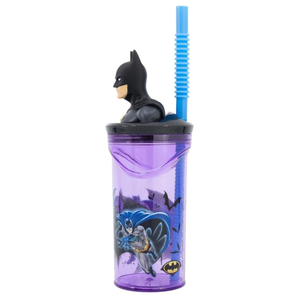 Ein lila Batman-Becher mit einer Batman-Figur oben und Batman-Illustrationen an der Seite, mit einem blauen Strohhalm.