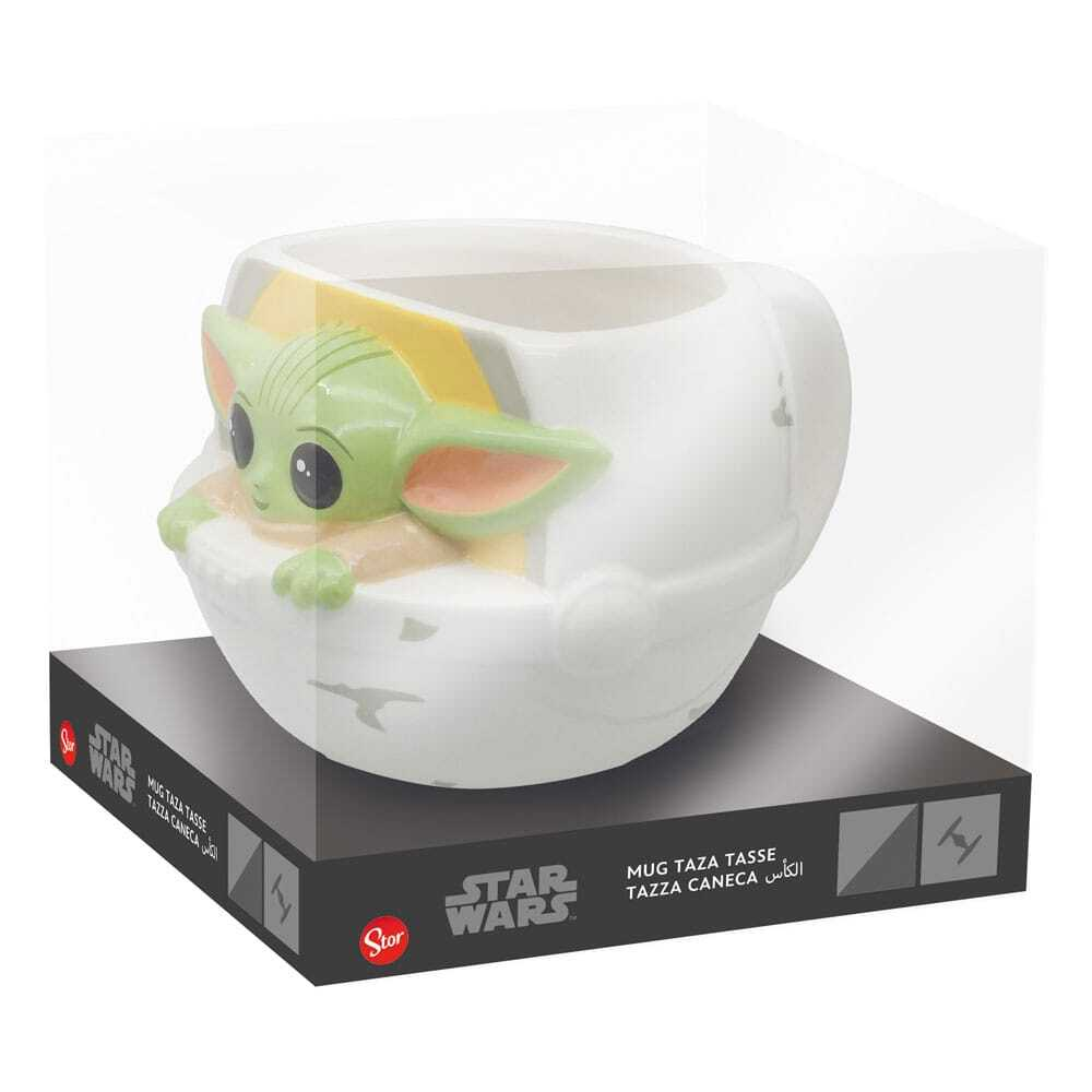 Una taza de Star Wars Grogu en una caja. Grogu está dentro de la taza en forma de huevo. La taza es blanca y está en una caja.