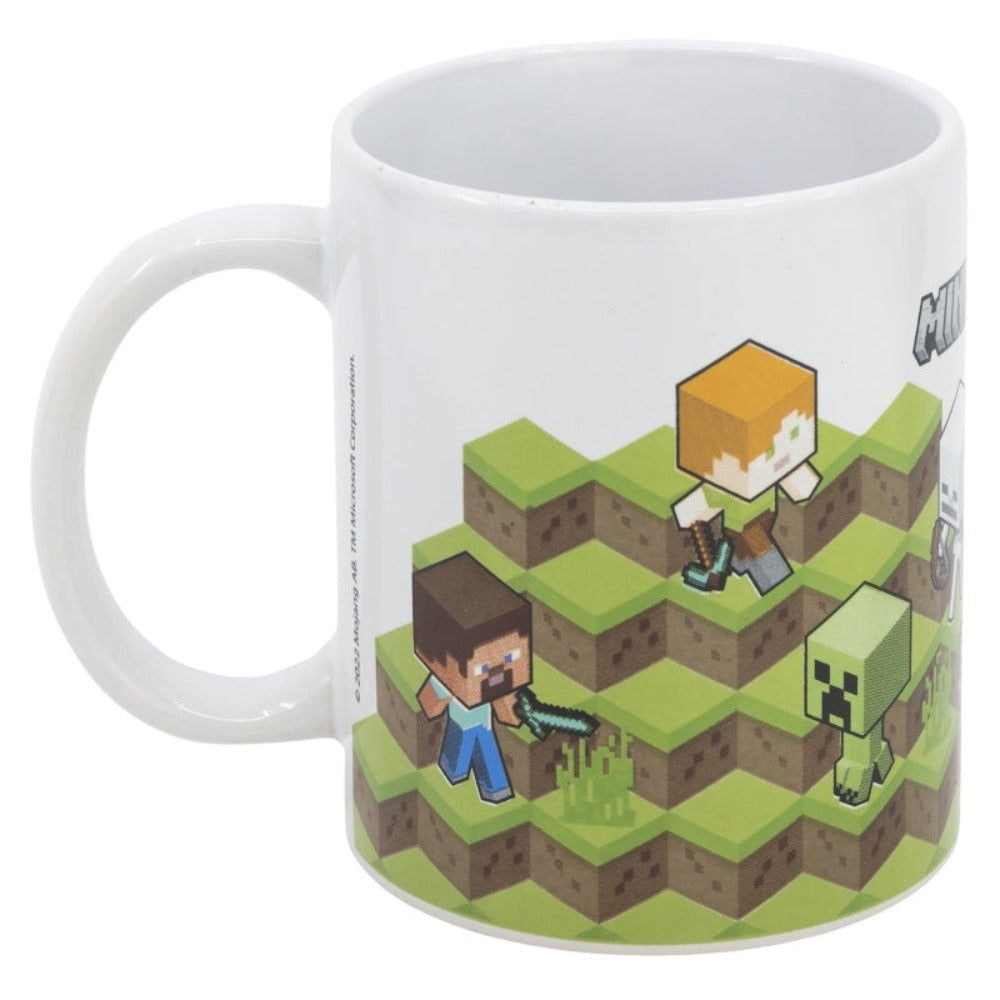 Una tazza di Minecraft con personaggi di Minecraft. La tazza è bianca con erba verde e uno sfondo di cielo blu.